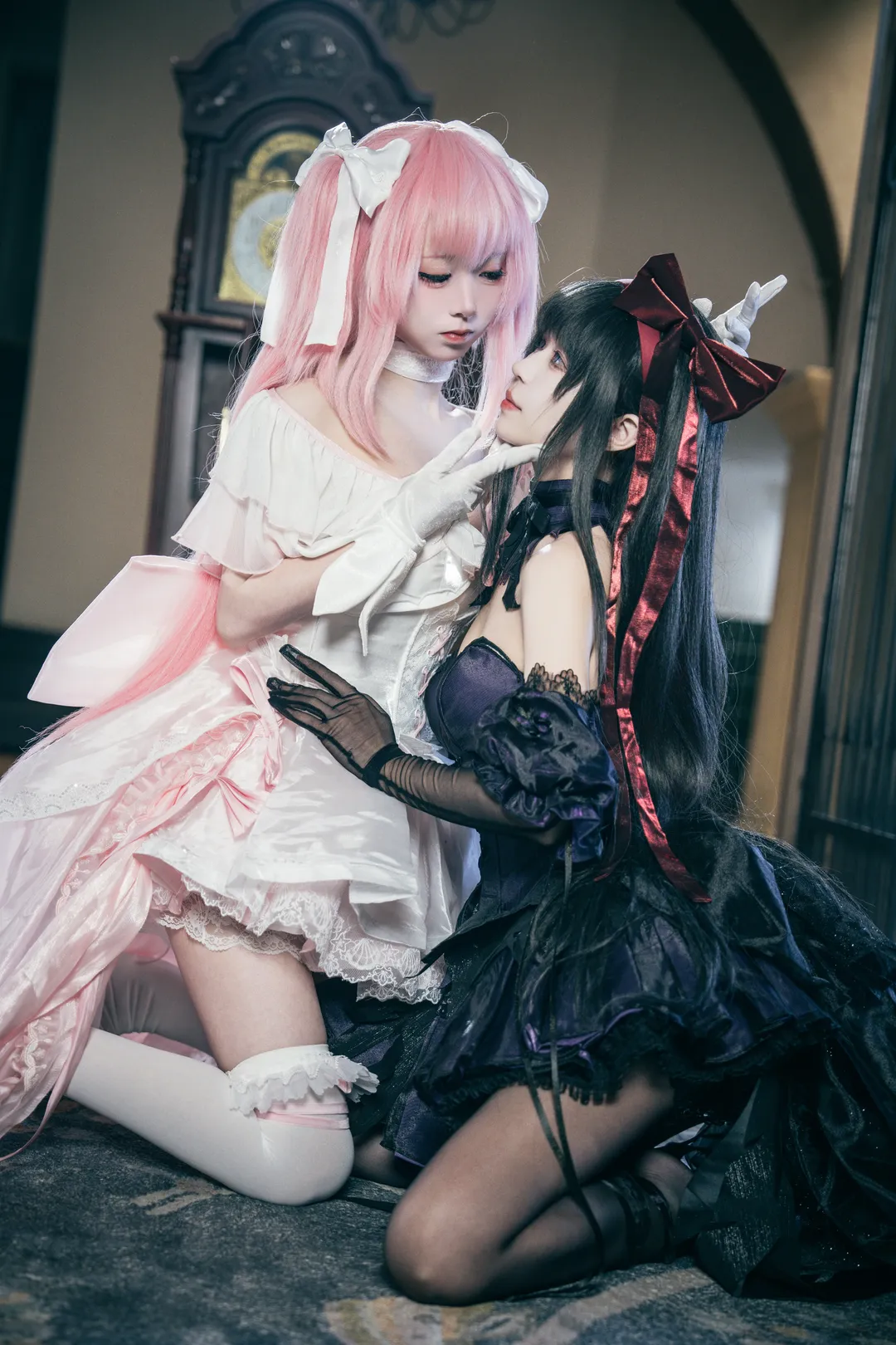 【魔法少女小圆cos】鹿目圆与晓美焰的双人宿命，结合黑白系穿搭与欧洲复古场景展示高质感丝袜与身材曲线的Cosplay摄影作品 - 第 1 张