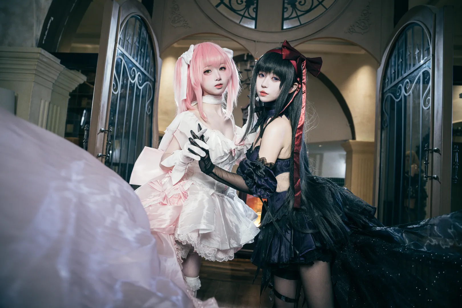 【魔法少女小圆cos】鹿目圆与晓美焰的双人宿命，结合黑白系穿搭与欧洲复古场景展示高质感丝袜与身材曲线的Cosplay摄影作品 - 第 2 张