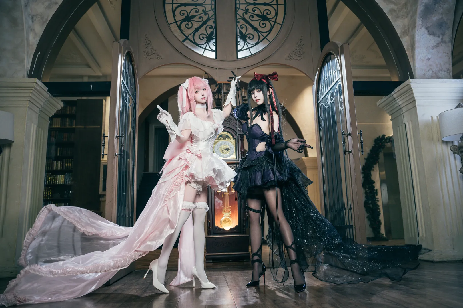 【魔法少女小圆cos】鹿目圆与晓美焰的双人宿命，结合黑白系穿搭与欧洲复古场景展示高质感丝袜与身材曲线的Cosplay摄影作品