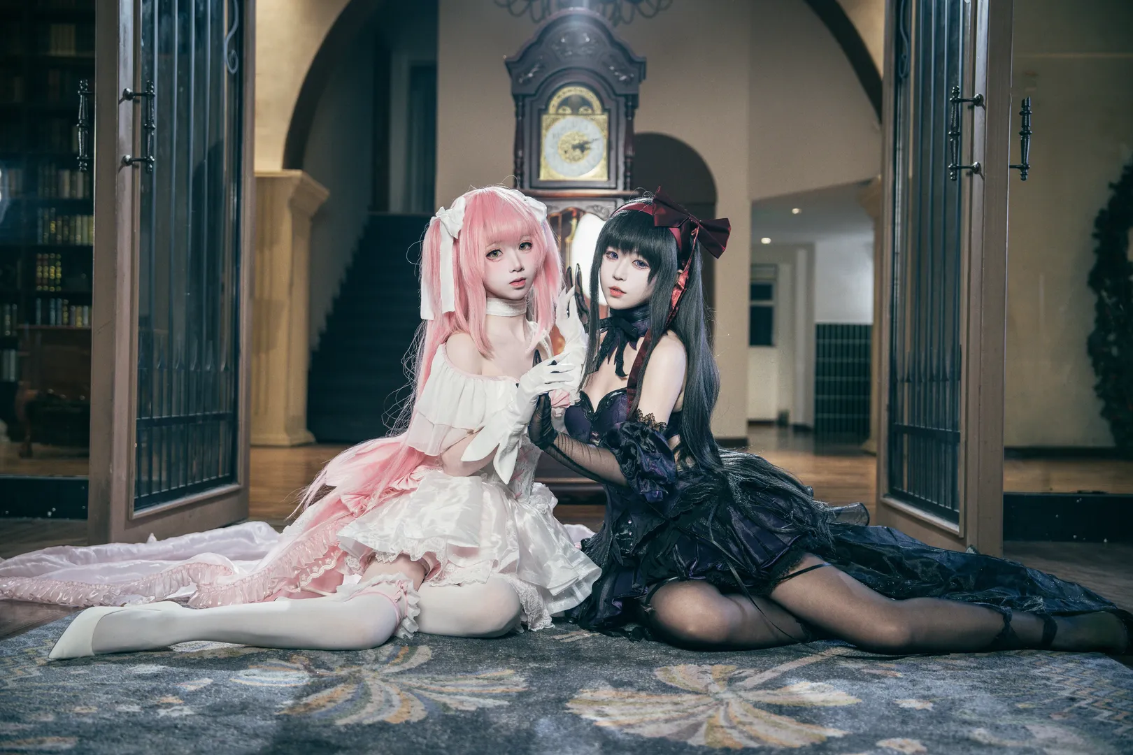 【魔法少女小圆cos】鹿目圆与晓美焰的双人宿命，结合黑白系穿搭与欧洲复古场景展示高质感丝袜与身材曲线的Cosplay摄影作品 - 第 4 张