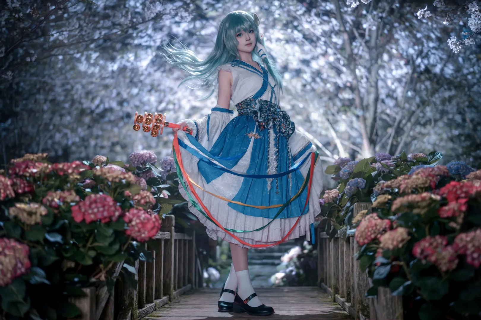 【东风谷早苗cos】东方Project的风中巫女与绣球花径