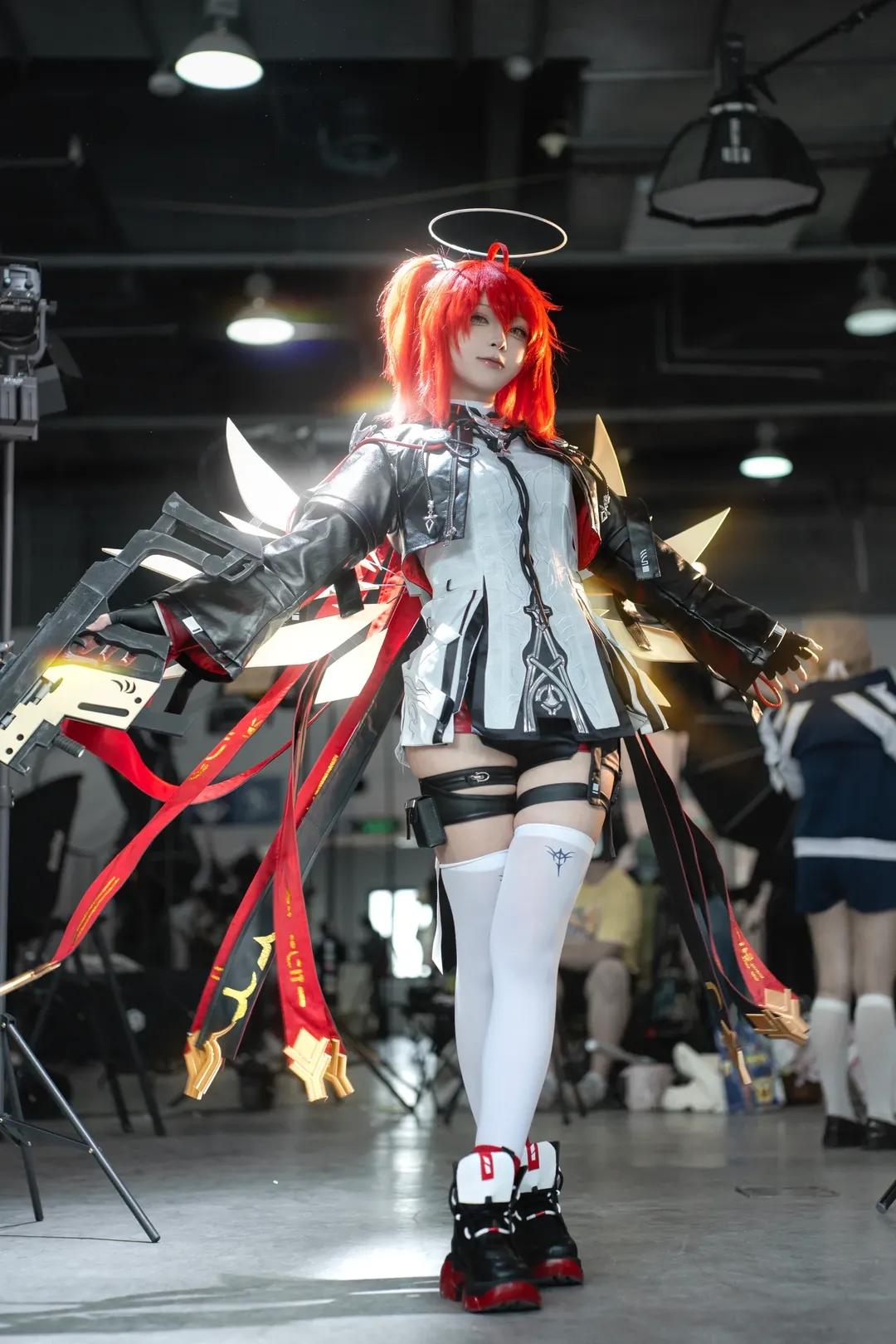 【新约能天使cos】漫展场照分享：红色光环与白色过膝袜的视觉效果解析 - 第 1 张