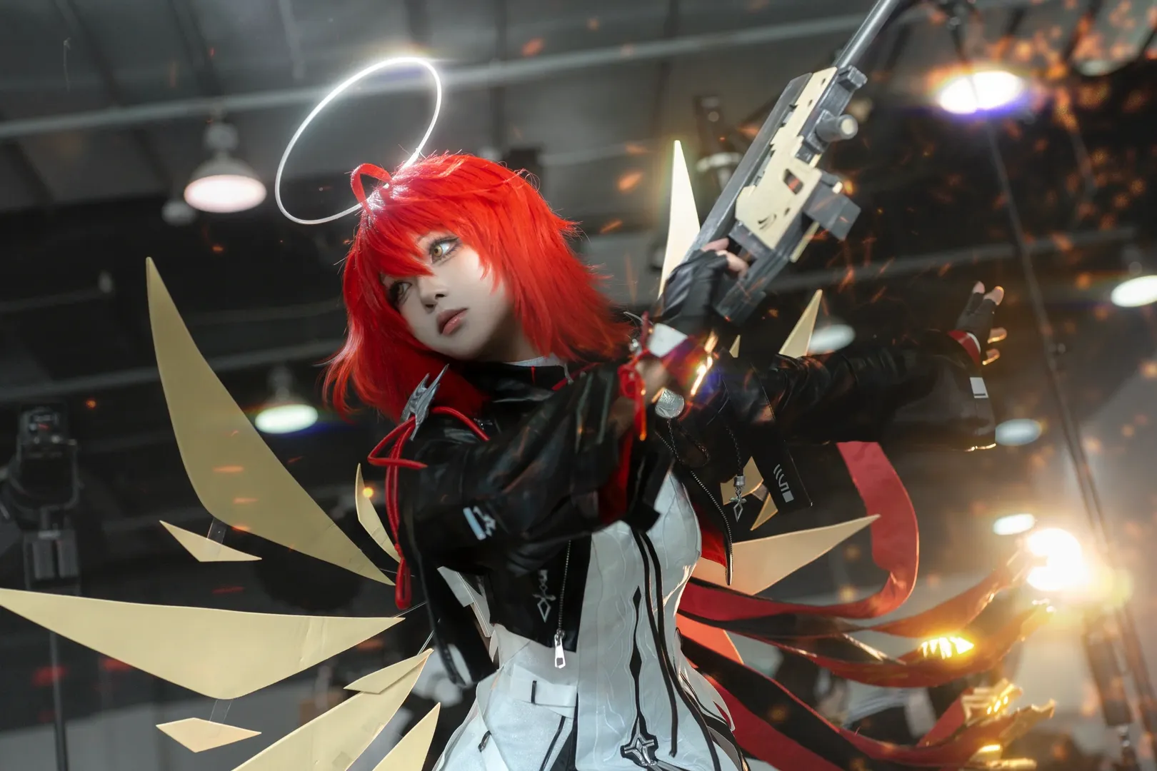 【新约能天使cos】漫展场照分享：红色光环与白色过膝袜的视觉效果解析 - 第 3 张