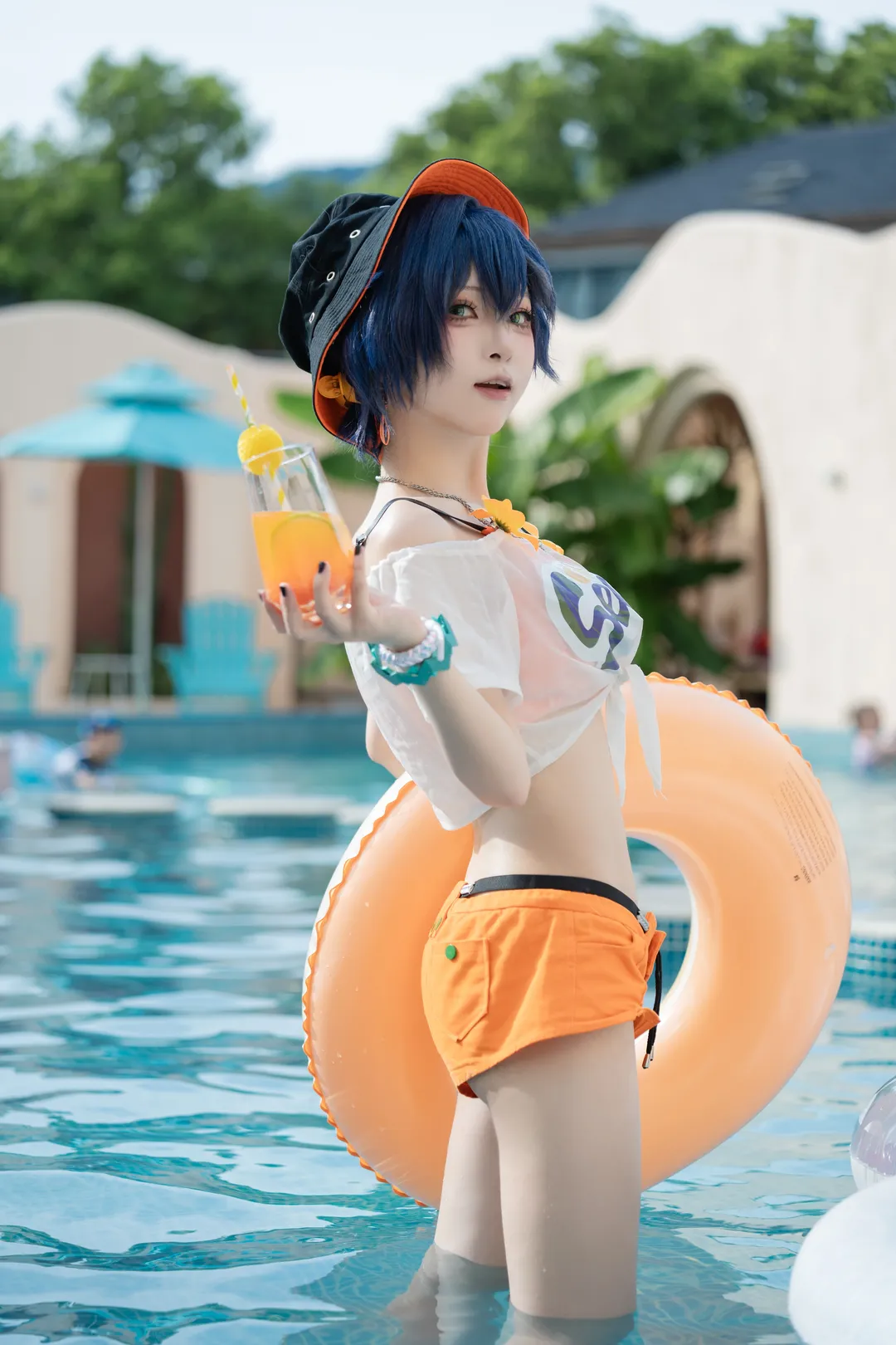 【玲cos】绝区零夏日特辑，蓝发与橙色泳装的清凉碰撞