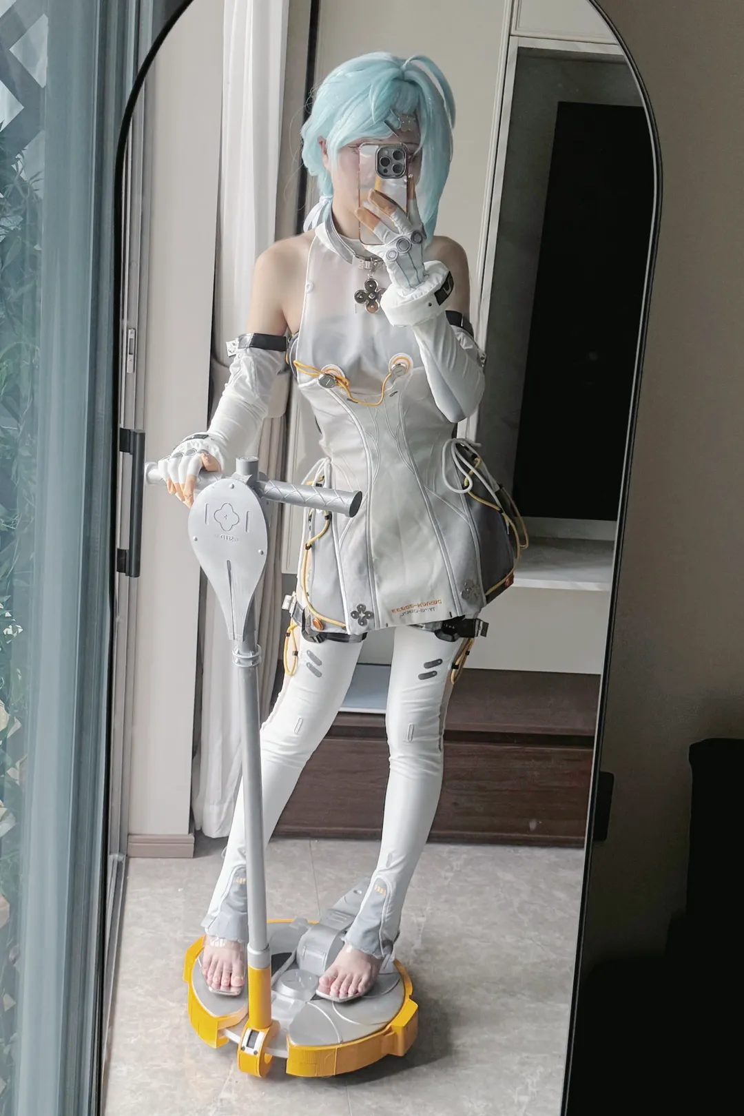【席德cos】绝区零白色机能风造型的平衡车穿搭分享