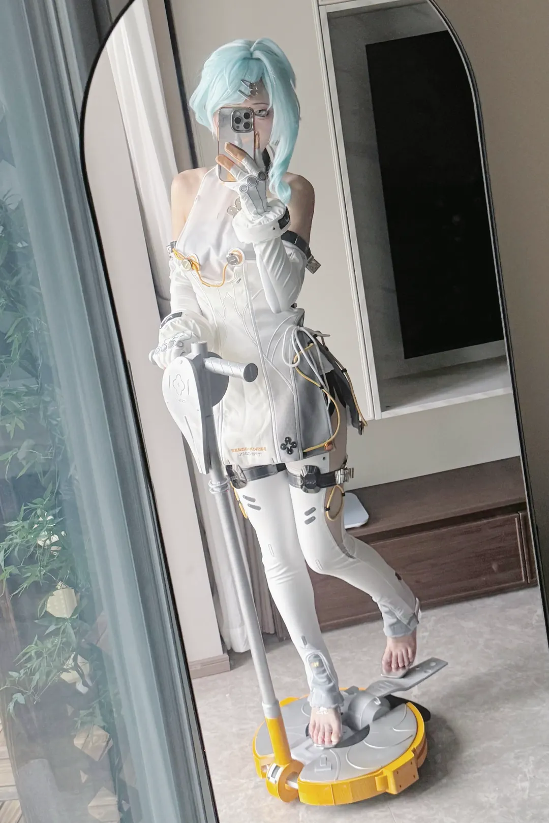 【シードコスプレ】ゼンレスゾーンゼロのホワイトテックウェア×バランススクーターコーデ紹介 - 2 枚目