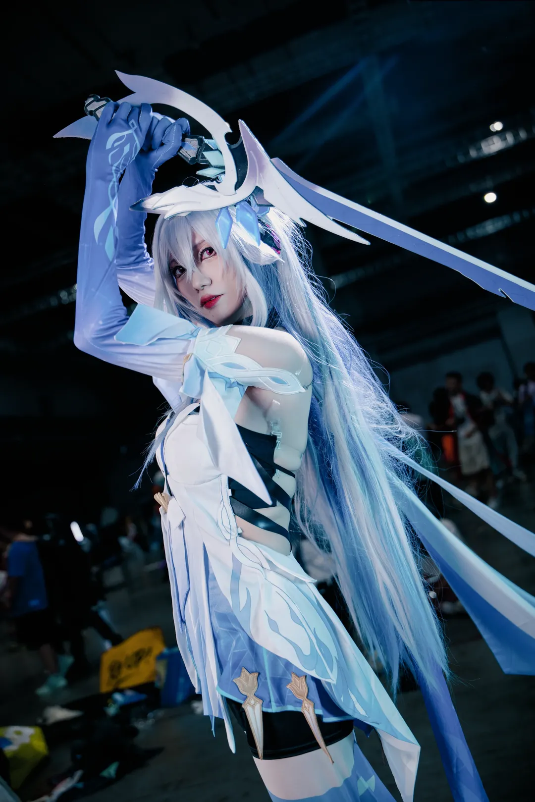 【斯卡蒂镜流丝柯克cos】明日方舟崩坏星穹铁道原神，白毛红瞳的多元呈现 - 第 2 张
