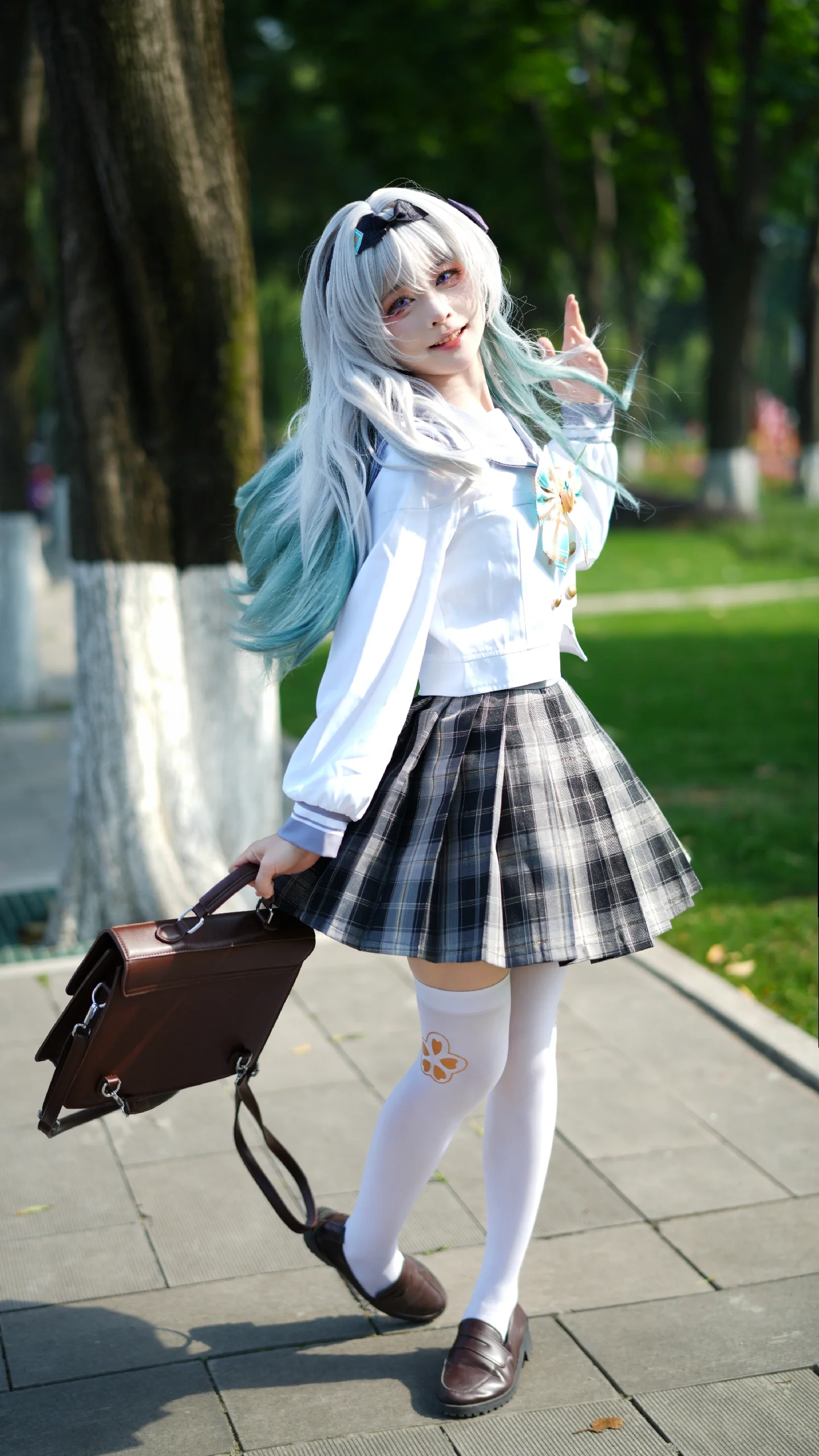 【流萤cos】崩坏星穹铁道，用校园风定格阳光下的少女回眸 - 第 1 张