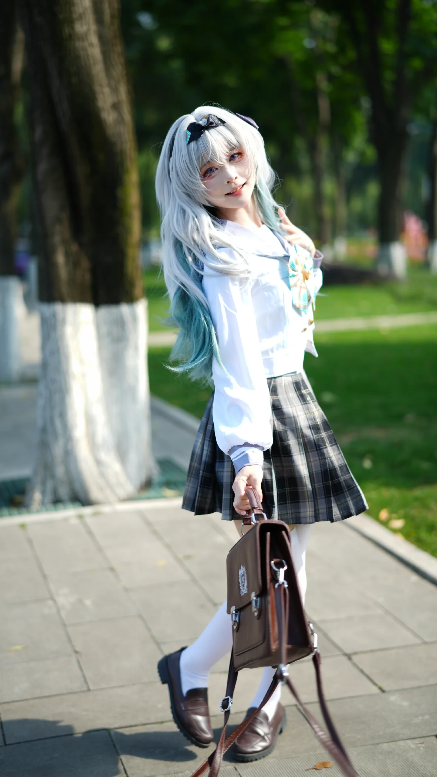【流萤cos】崩坏星穹铁道，用校园风定格阳光下的少女回眸 - 第 2 张