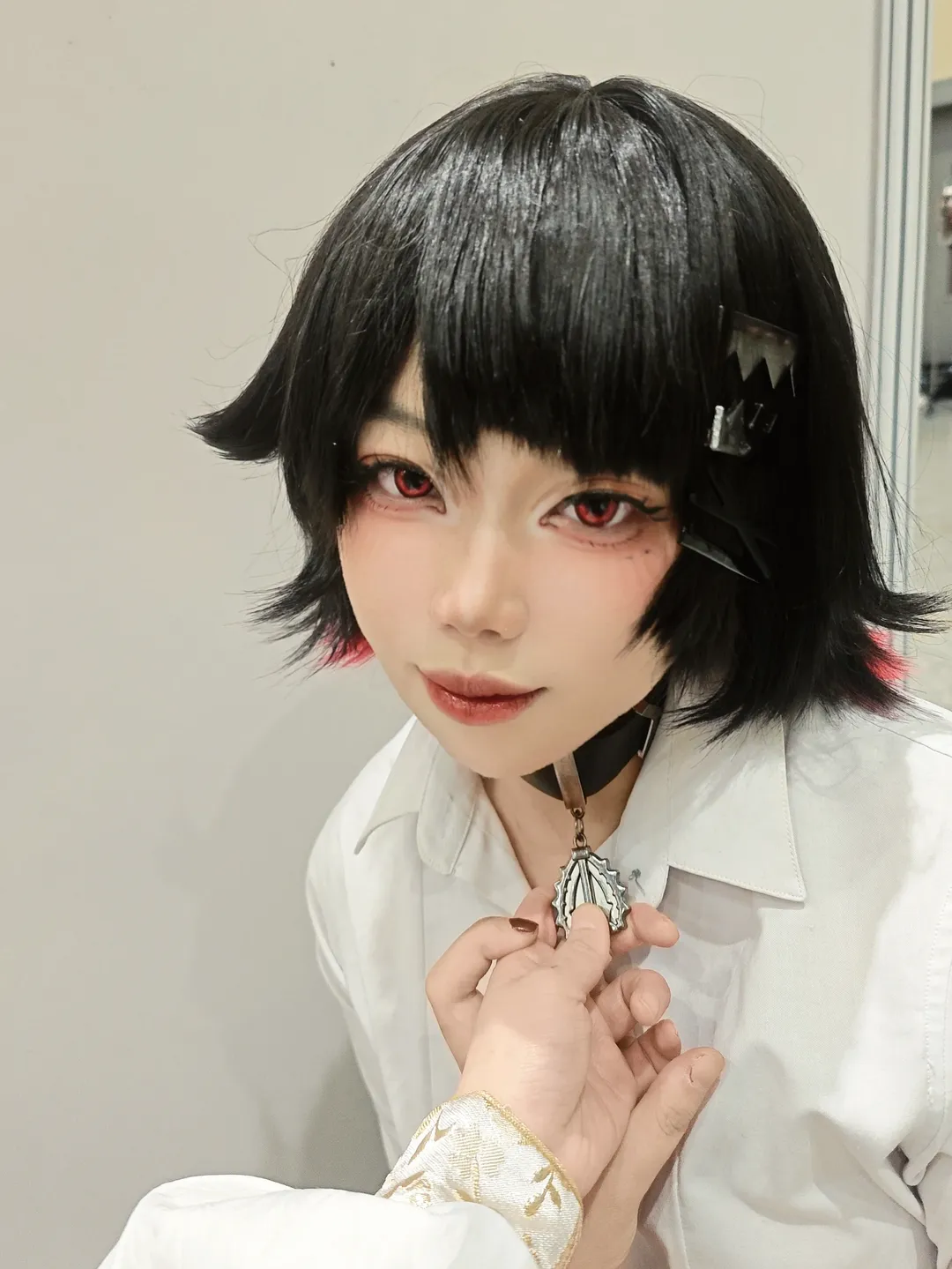 【艾莲乔cos】绝区零的鲨鱼妹，白色衬衫配银色挂坠的库存图