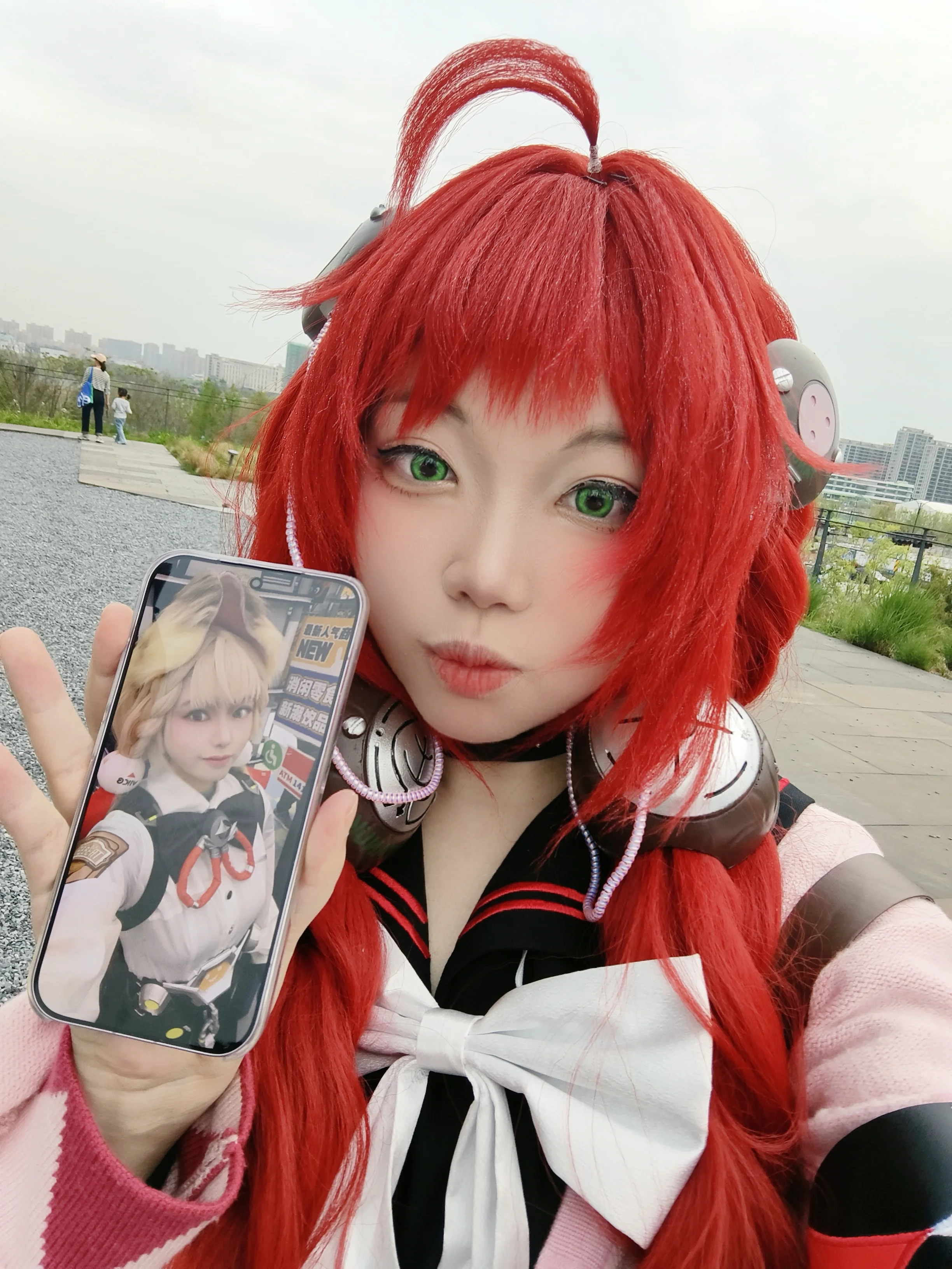 【女同事cos】绝区零的户外场照，红发绿眼与大蝴蝶结的搭配日常