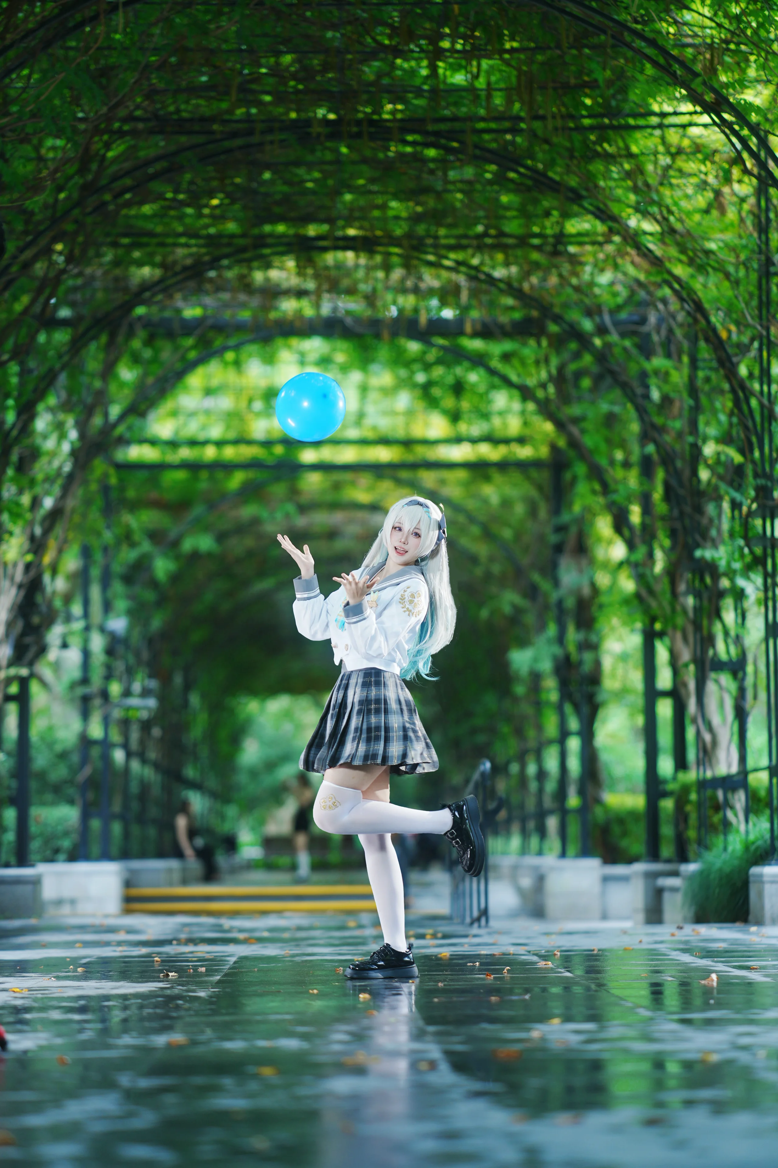 【流萤cos】崩坏星穹铁道，雨后的绿荫与蓝色气球 - 第 1 张