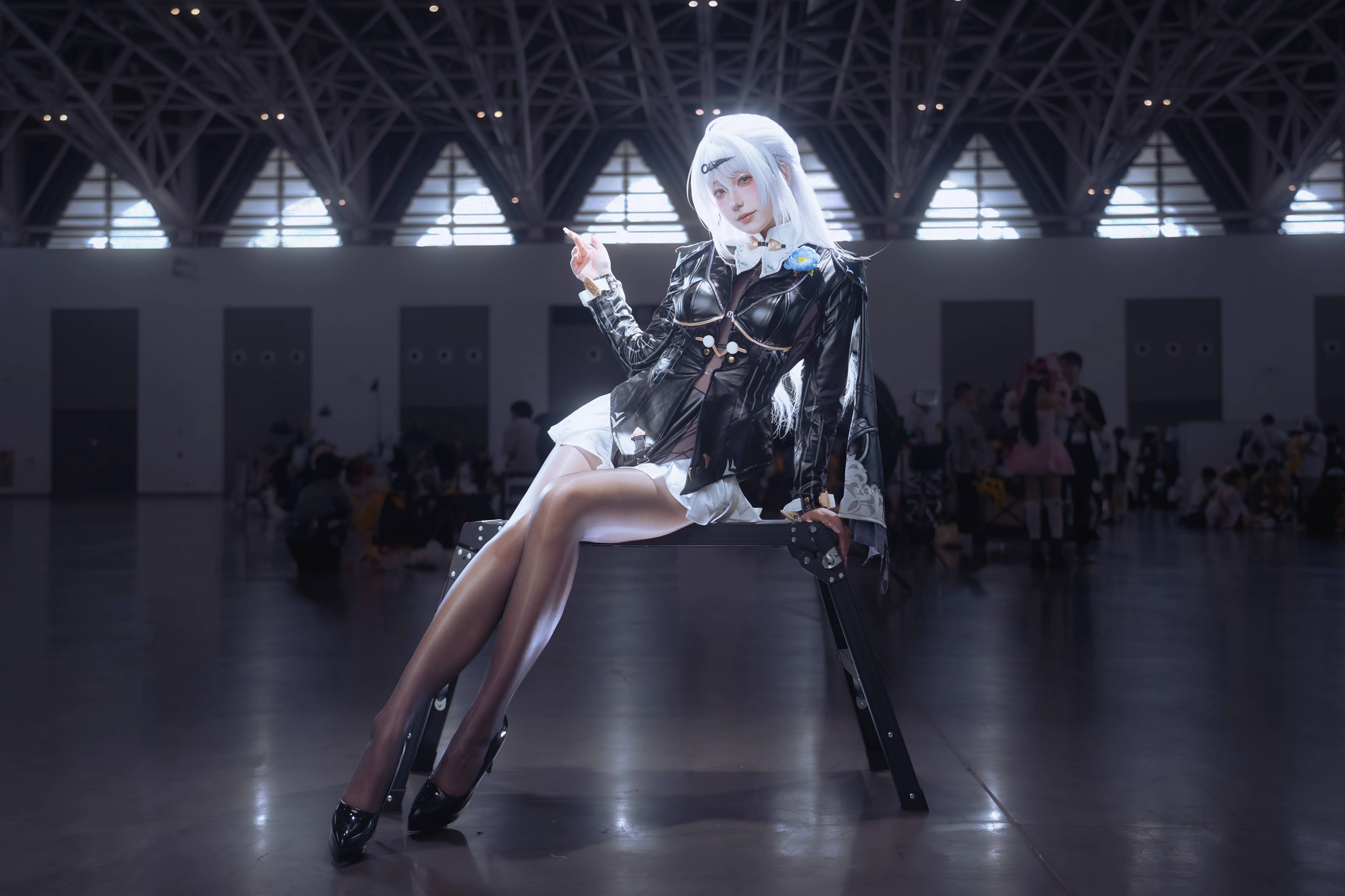 【仪玄cos】绝区零冷感场照，漆皮与丝袜的视觉张力