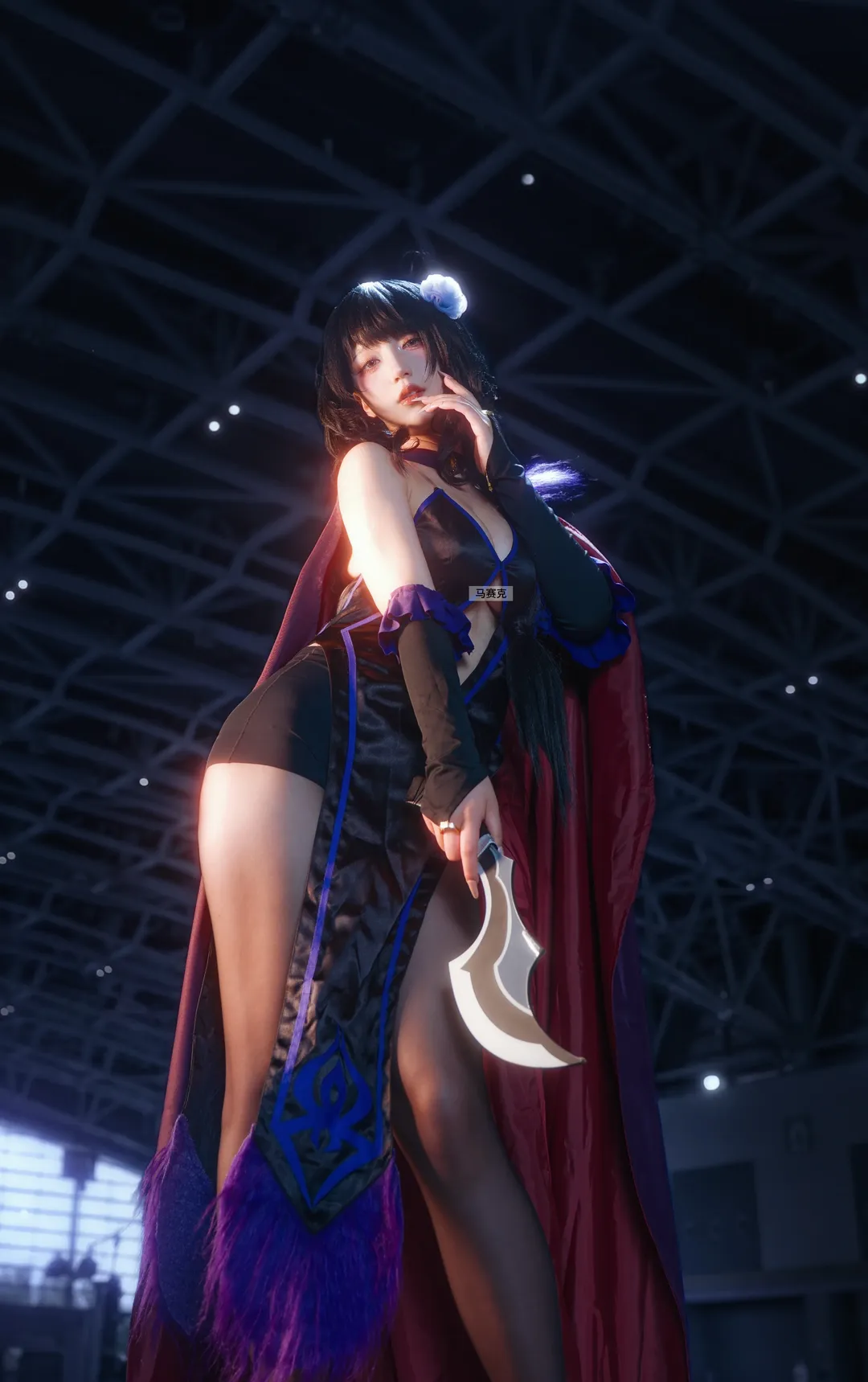 【猎肠者艾尔莎cos】从零开始的异世界生活，暗黑系杀手在展馆光影中 - 第 2 张