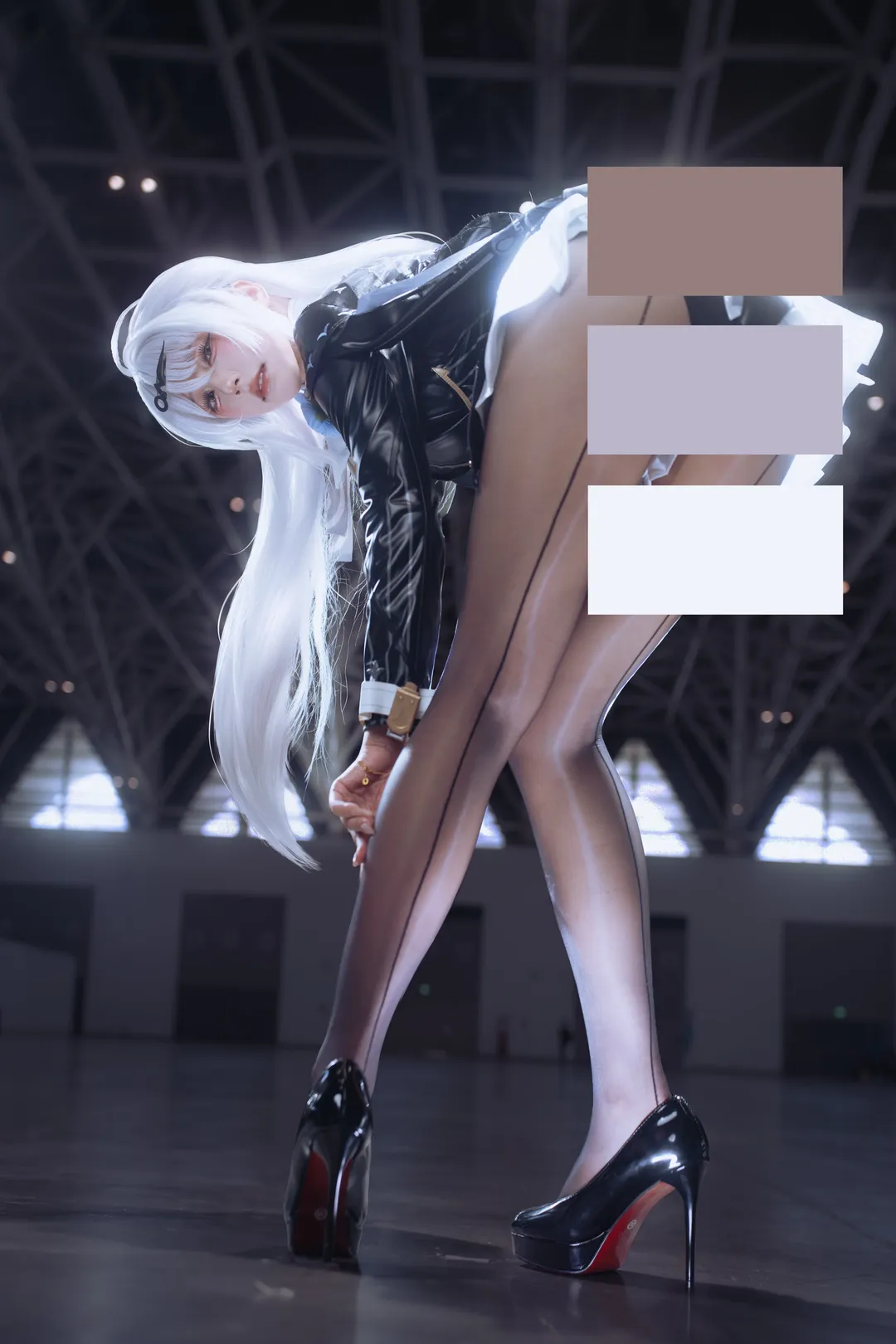 【仪玄cos】绝区零里的冷峻质感，黑皮衣与高跟的搭配