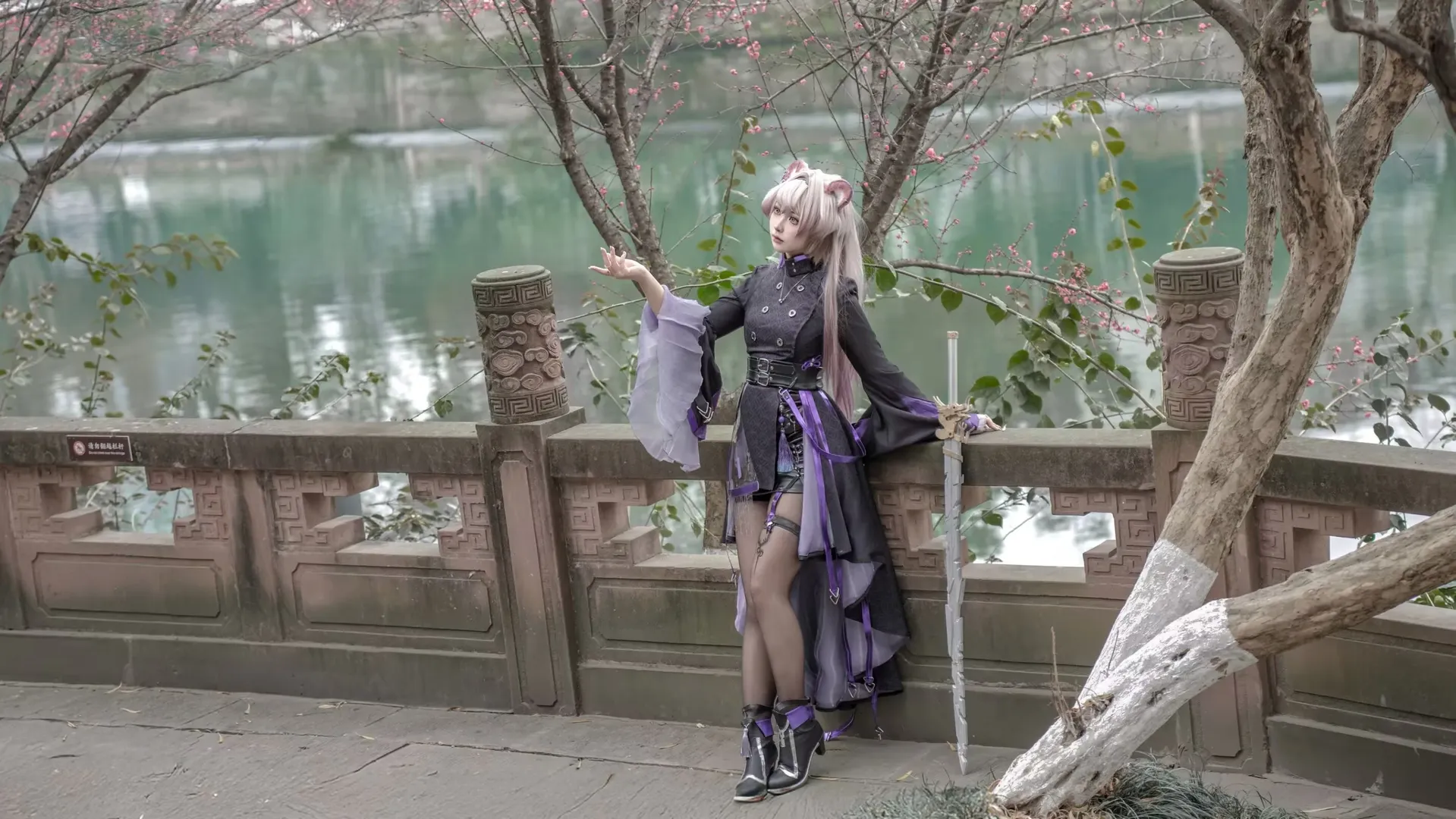 [Xuenü and Gao Jianli Cosplay] JX3 Chinese-Style Cosplay with Qi Lolita: Cool-Toned Swordsman Journey in the Bamboo Forest - Image 3