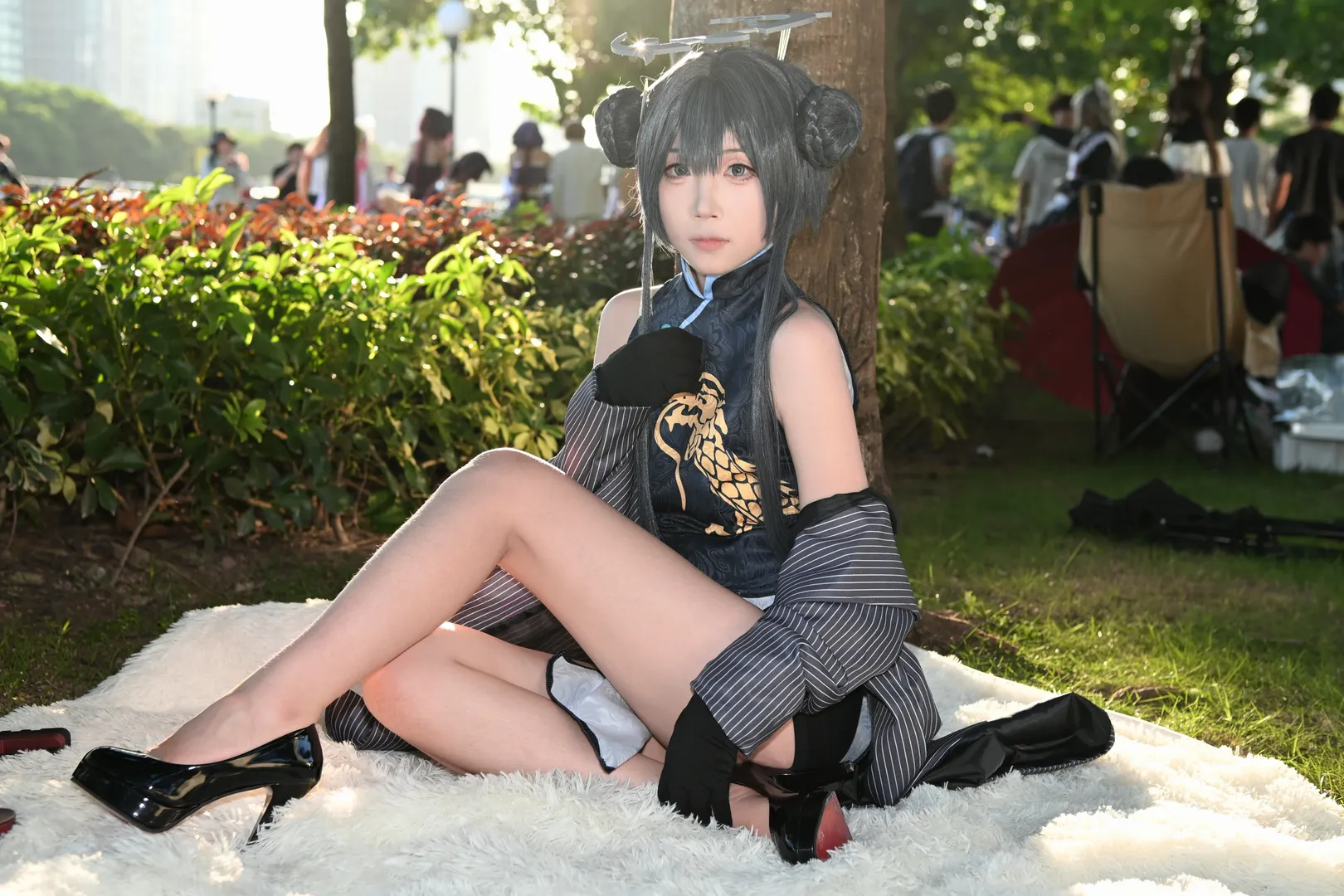 【妃咲cos】CICF漫展的蓝底金龙旗袍与枪械的硬核反差