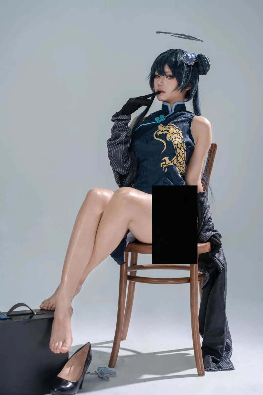 【竜華キサキ コスプレ】濃紺のチャイナドレスと金糸の龍刺繍、ブルーアーカイブのクールビューティーなオーラ - 2 枚目