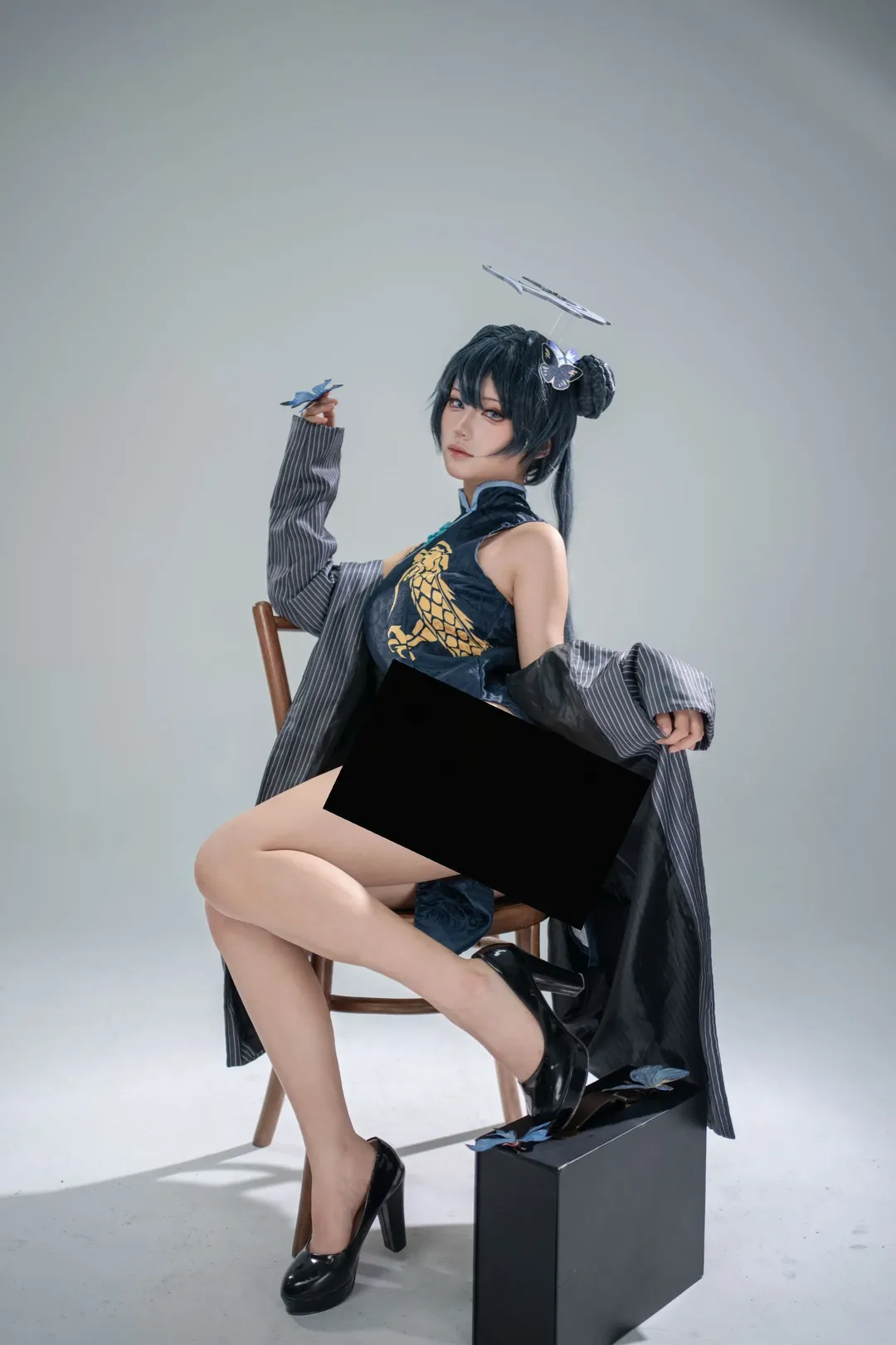 【竜華キサキ コスプレ】濃紺のチャイナドレスと金糸の龍刺繍、ブルーアーカイブのクールビューティーなオーラ - 4 枚目