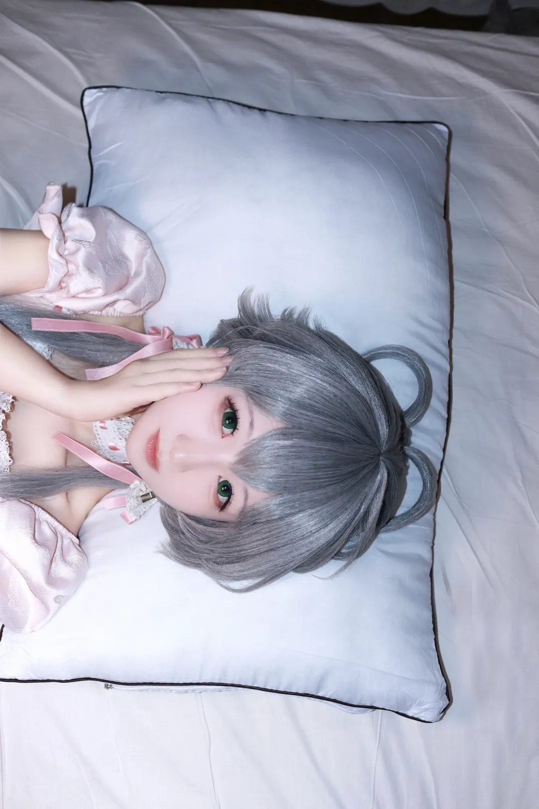 【洛天依 コスプレ】枕元でたたずむ銀灰髪の少女 - 2 枚目