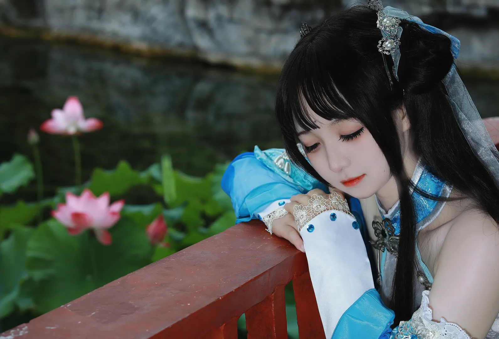[Shuoxue Qixiu loli cosplay] JX3 Online: Haoqi Blue, Serene Moments by the Summer Lotus Pond - Image 1