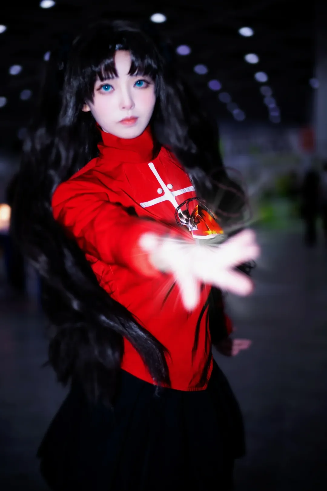 【遠坂凜cos】fate漫展場照，紅黑制服與過膝襪的經典還原 - 第 1 張