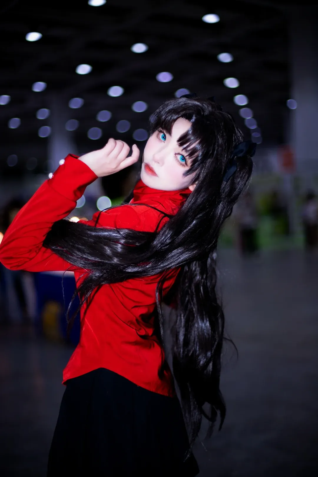 【遠坂凜cos】fate漫展場照，紅黑制服與過膝襪的經典還原 - 第 2 張
