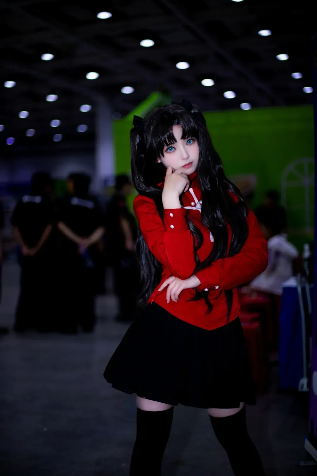 【遠坂凜cos】fate漫展場照，紅黑制服與過膝襪的經典還原