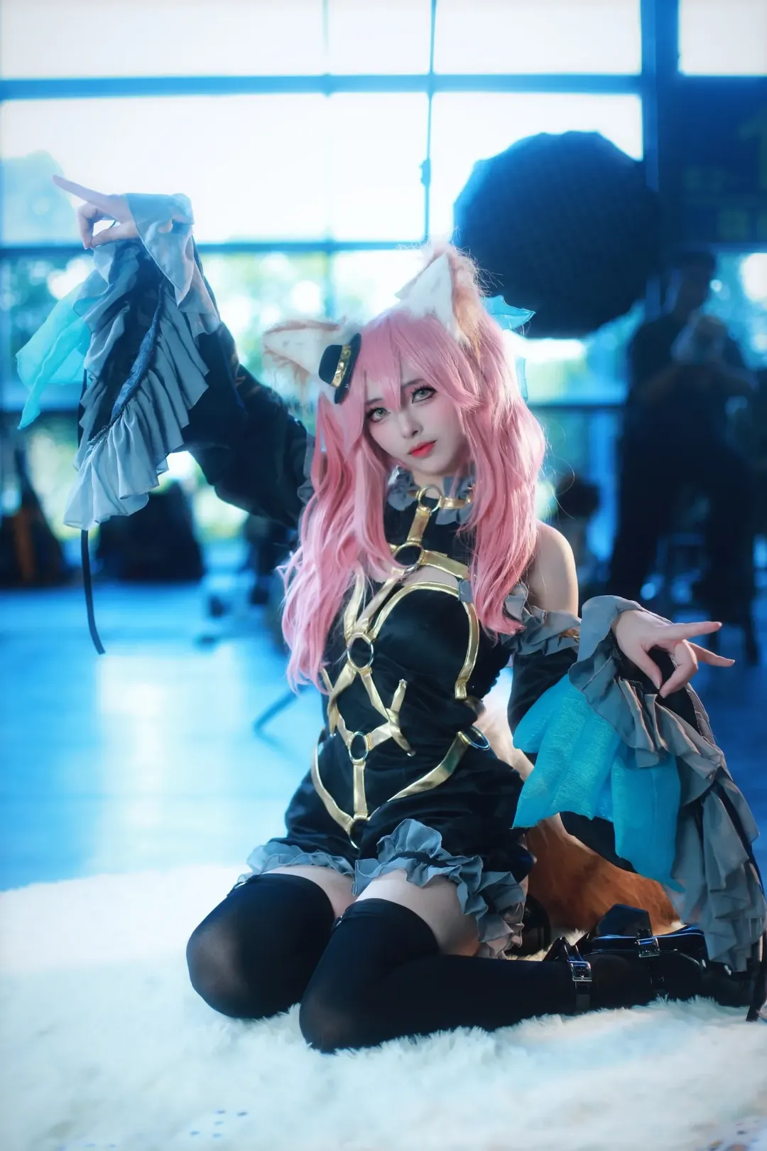 【玉藻前cos】夏日漫展的狐系少女，黑金與藍青色系的舞臺時光 - 第 1 張