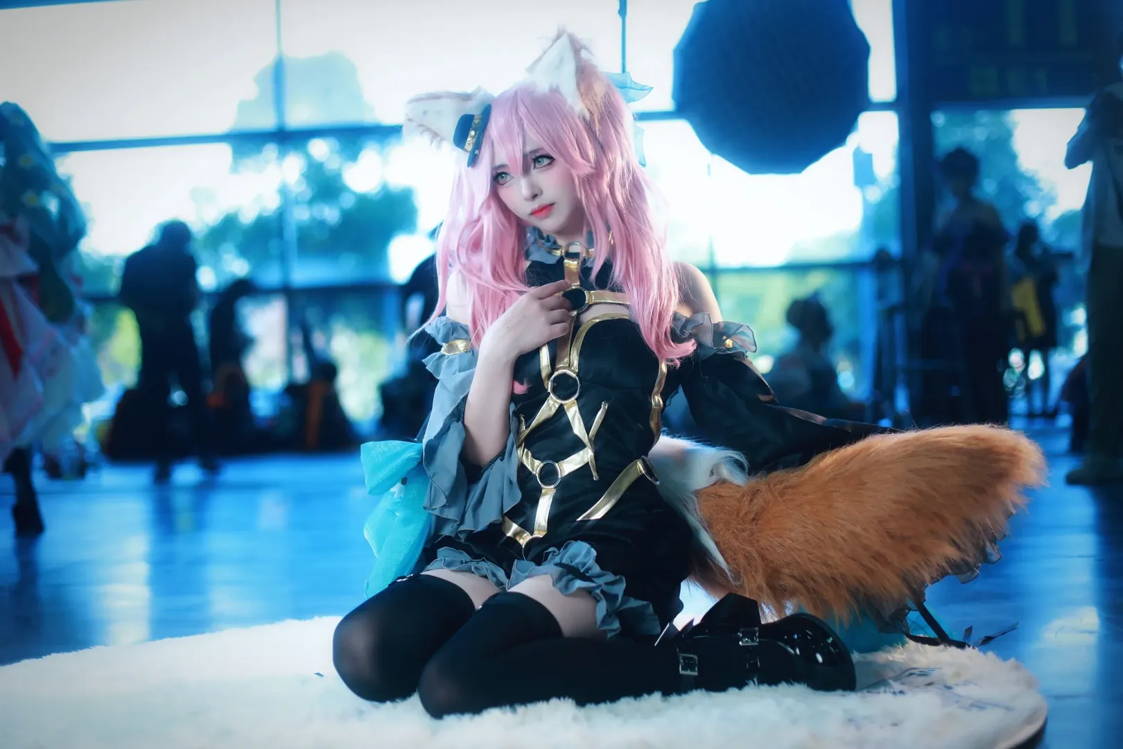 【玉藻前cos】夏日漫展的狐系少女，黑金與藍青色系的舞臺時光 - 第 2 張