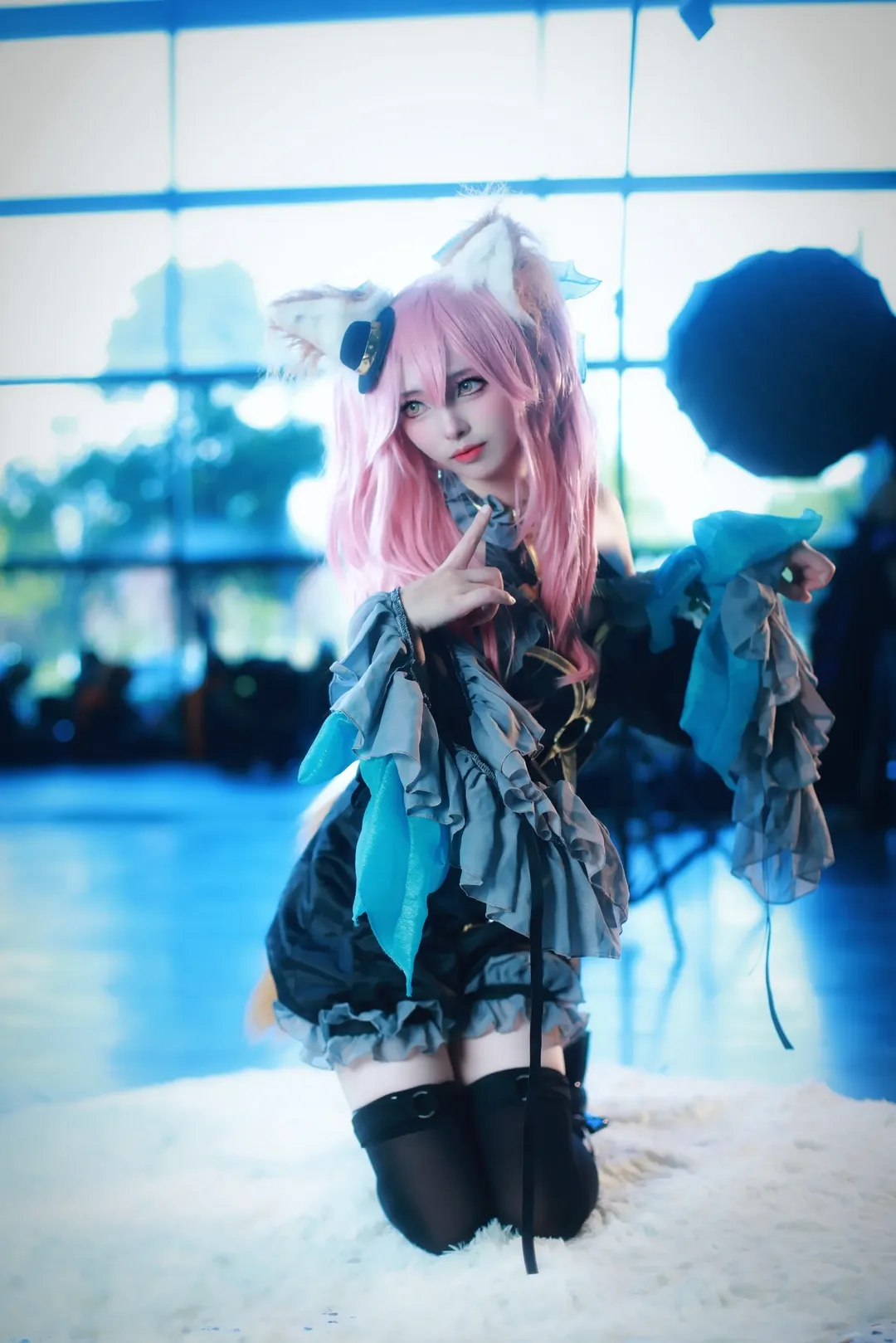 【玉藻前cos】夏日漫展的狐系少女，黑金與藍青色系的舞臺時光 - 第 3 張