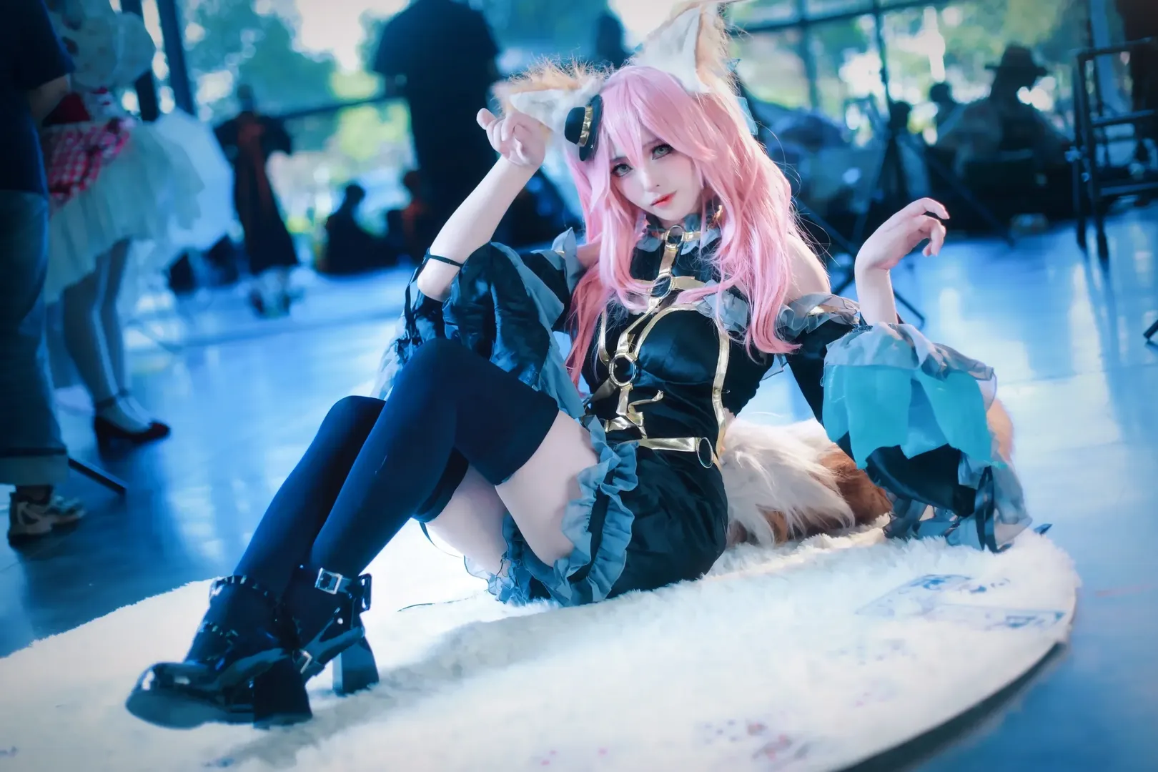【玉藻前cos】夏日漫展的狐系少女，黑金與藍青色系的舞臺時光