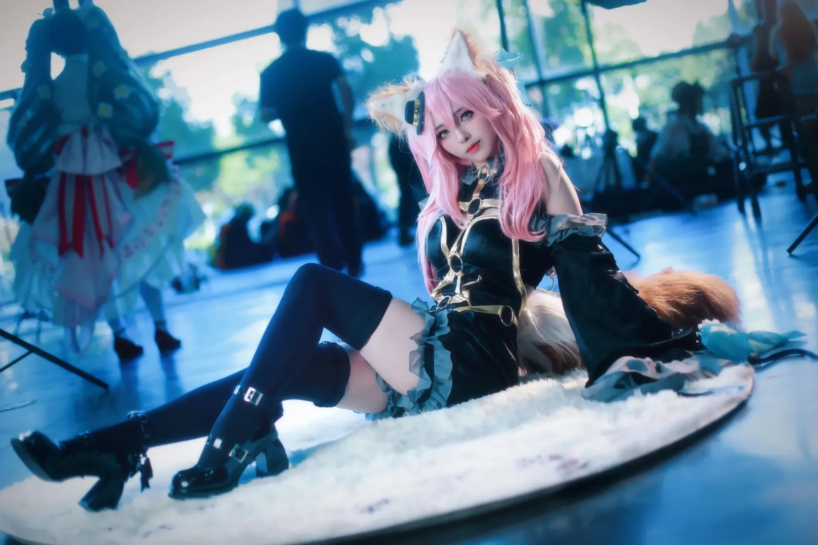 【玉藻前cos】夏日漫展的狐系少女，黑金與藍青色系的舞臺時光 - 第 5 張