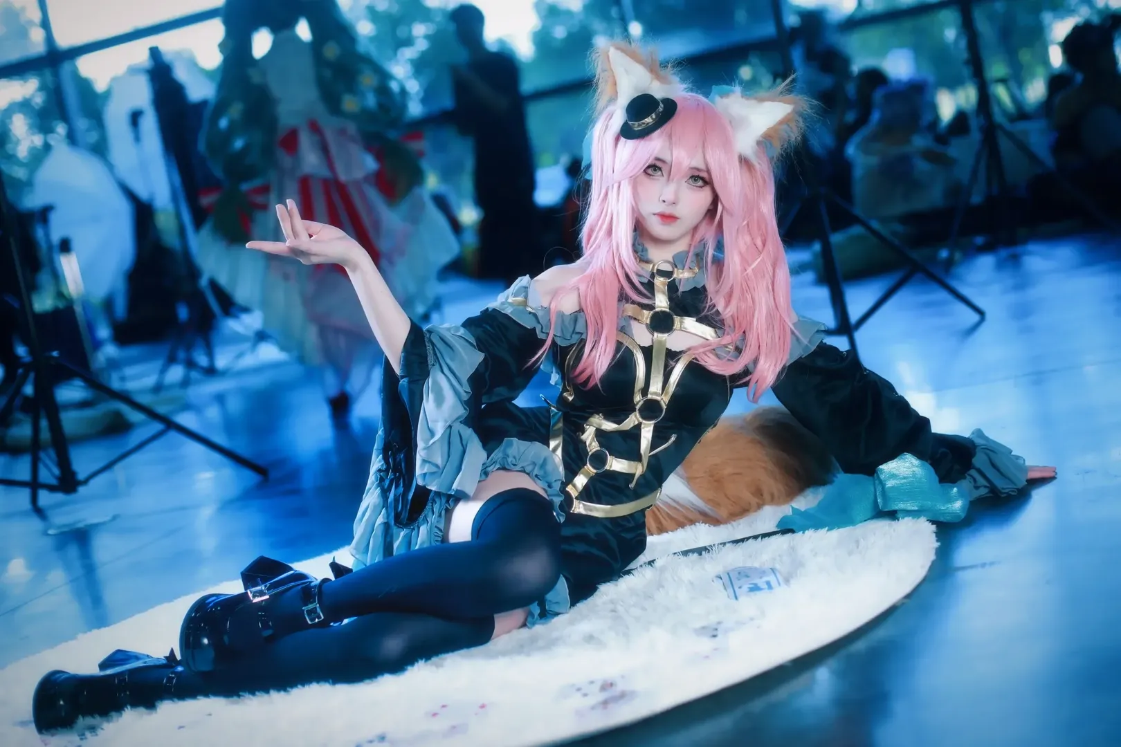 【玉藻前cos】夏日漫展的狐系少女，黑金與藍青色系的舞臺時光 - 第 7 張