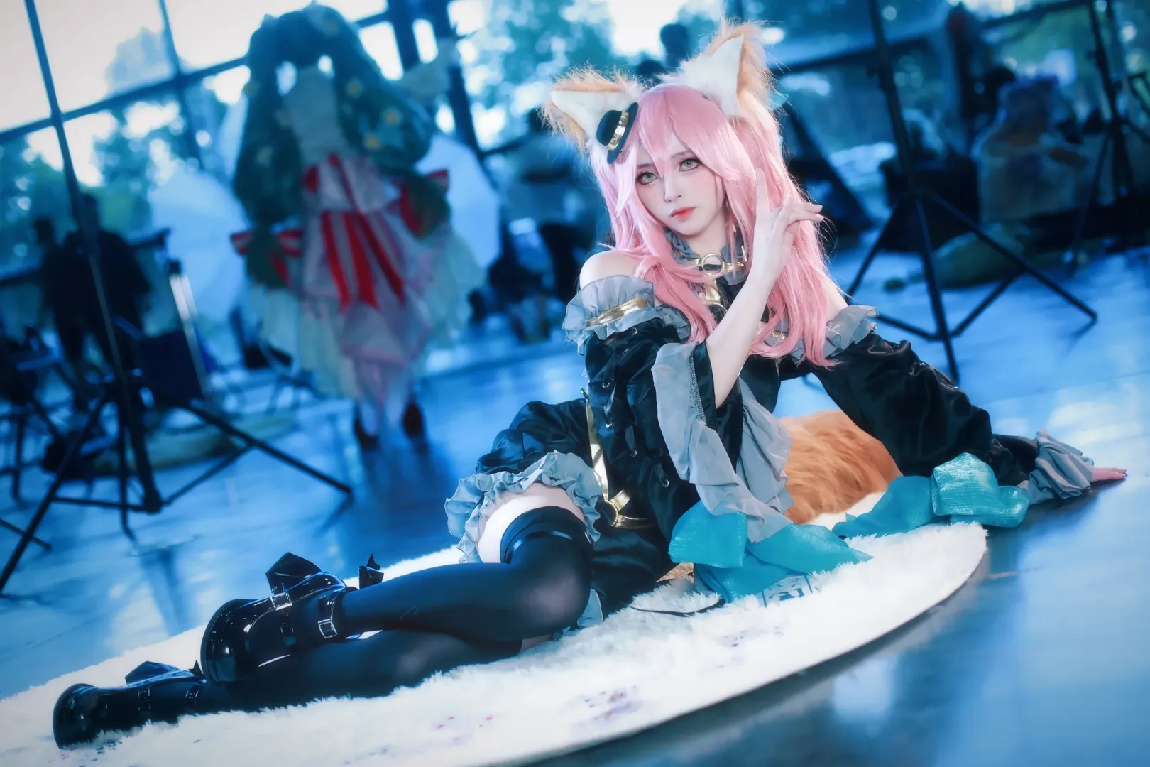 【玉藻前cos】夏日漫展的狐系少女，黑金與藍青色系的舞臺時光 - 第 8 張