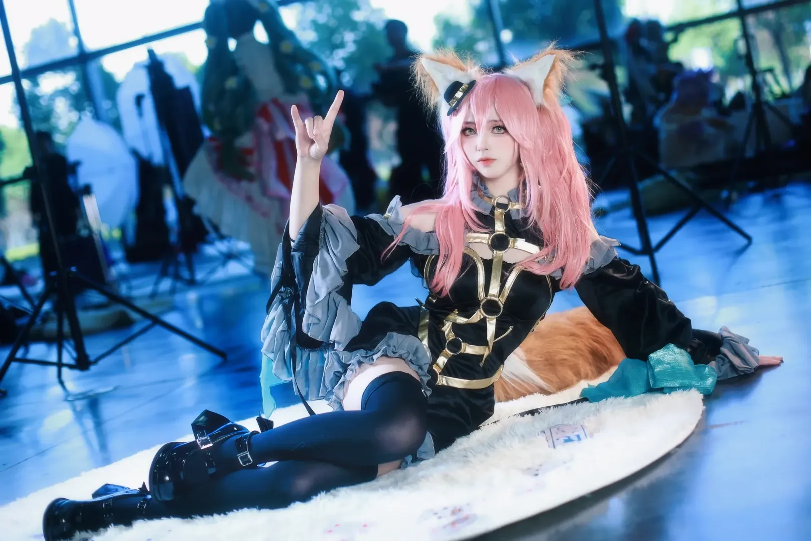 【玉藻前cos】夏日漫展的狐系少女，黑金與藍青色系的舞臺時光 - 第 9 張