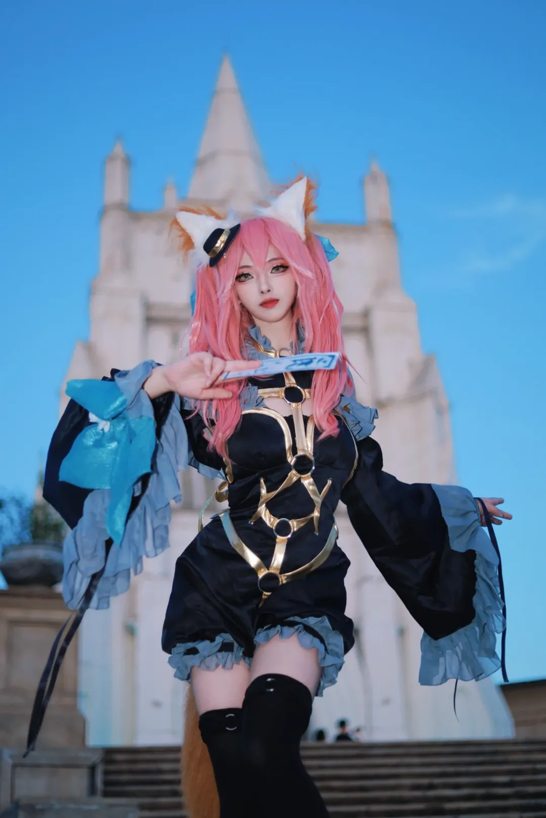 【玉藻前cos】Fate/Grand Order的蓝天下与白色建筑的优雅诠释 - 第 4 张