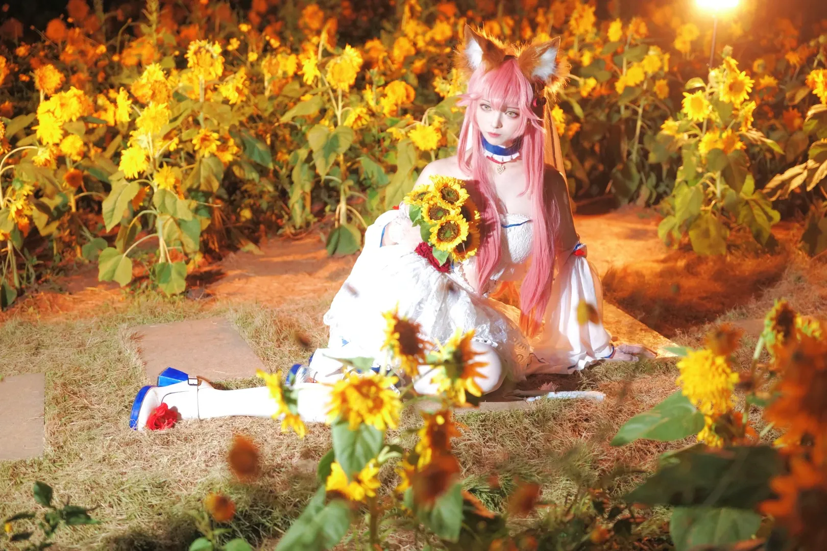 【玉藻前cos】夜色中的向日葵花海，白裙与兽耳同人拍摄记录 - 第 3 张