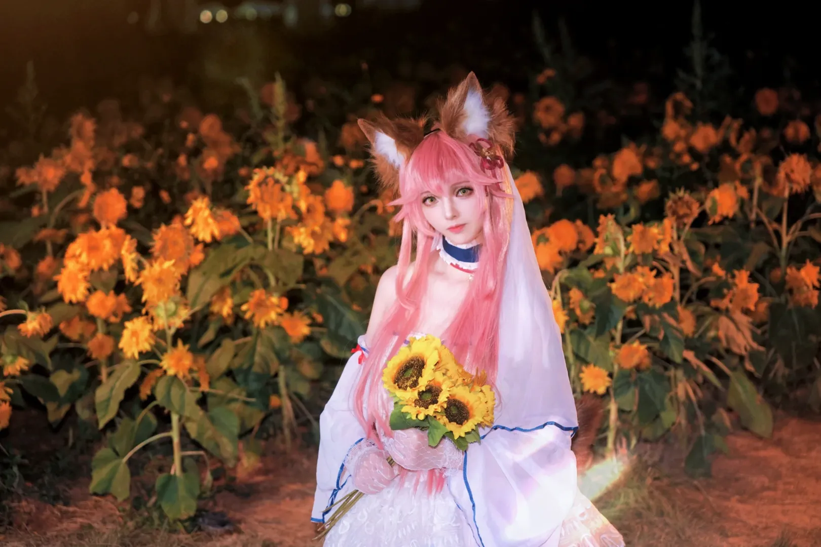 【玉藻前cos】夜色中的向日葵花海，白裙与兽耳同人拍摄记录 - 第 9 张