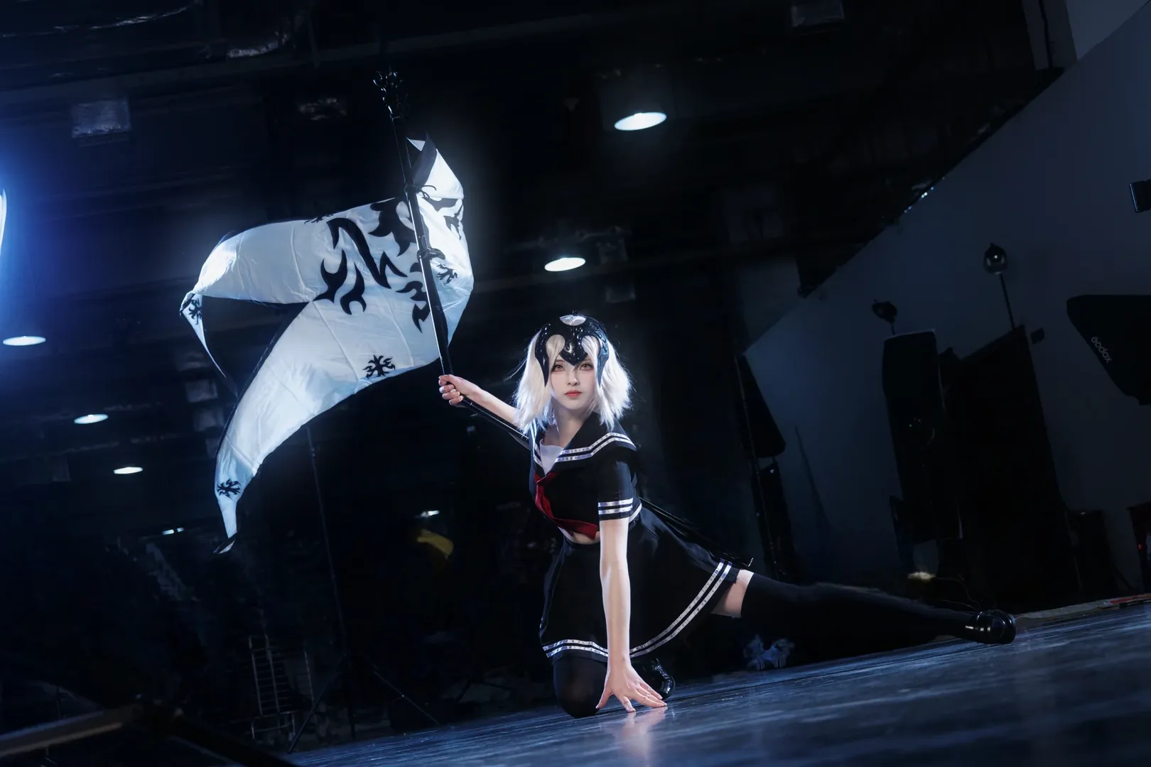 【ジャンヌ・ダルク（オルタ）コスプレ】旗を振って叫ぶ瞬間、黒ストッキングと真っ白な旗の衝突 - 1 枚目