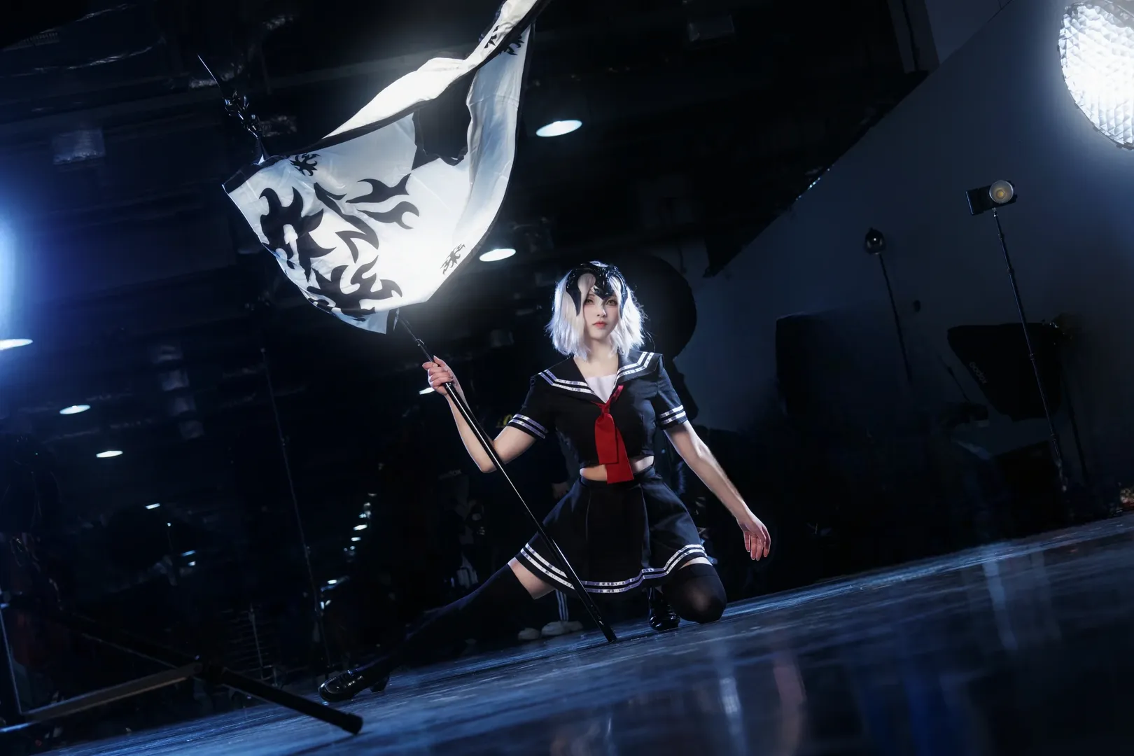 【ジャンヌ・ダルク（オルタ）コスプレ】旗を振って叫ぶ瞬間、黒ストッキングと真っ白な旗の衝突 - 2 枚目