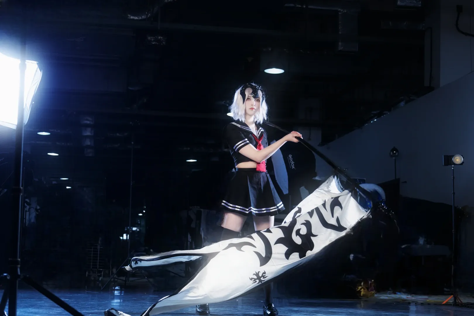 【ジャンヌ・ダルク（オルタ）コスプレ】旗を振って叫ぶ瞬間、黒ストッキングと真っ白な旗の衝突 - 4 枚目
