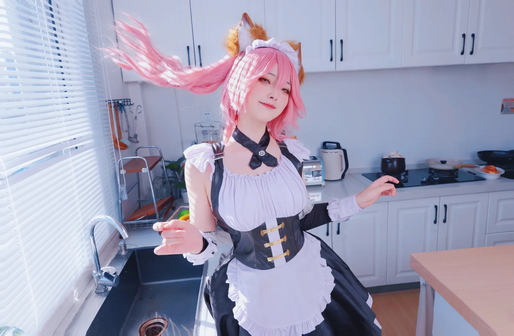 【玉藻前cos】Fate裡的狐狸女僕，捕捉光影下的俏皮瞬間 - 第 1 張
