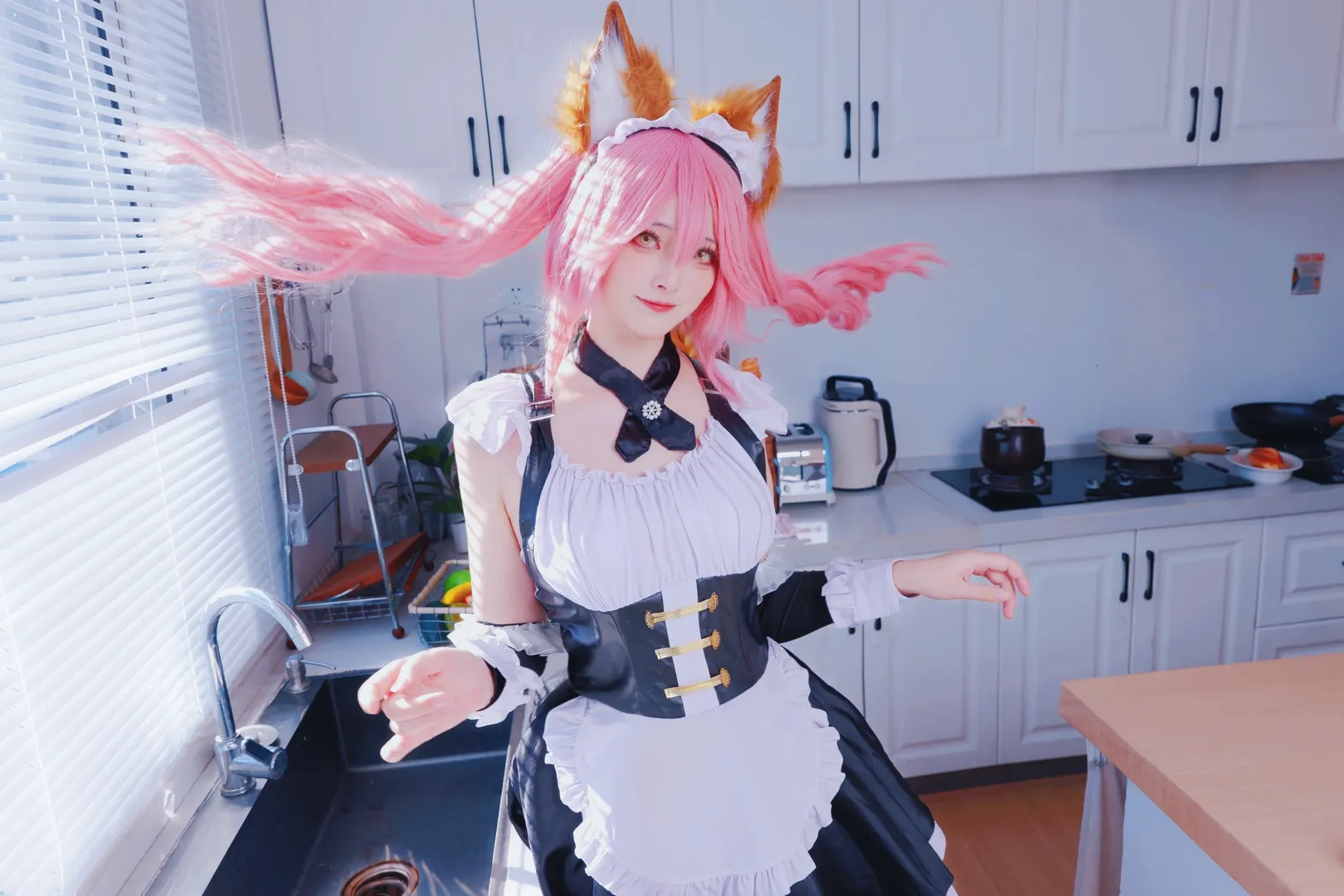 【玉藻前cos】Fate裡的狐狸女僕，捕捉光影下的俏皮瞬間 - 第 2 張