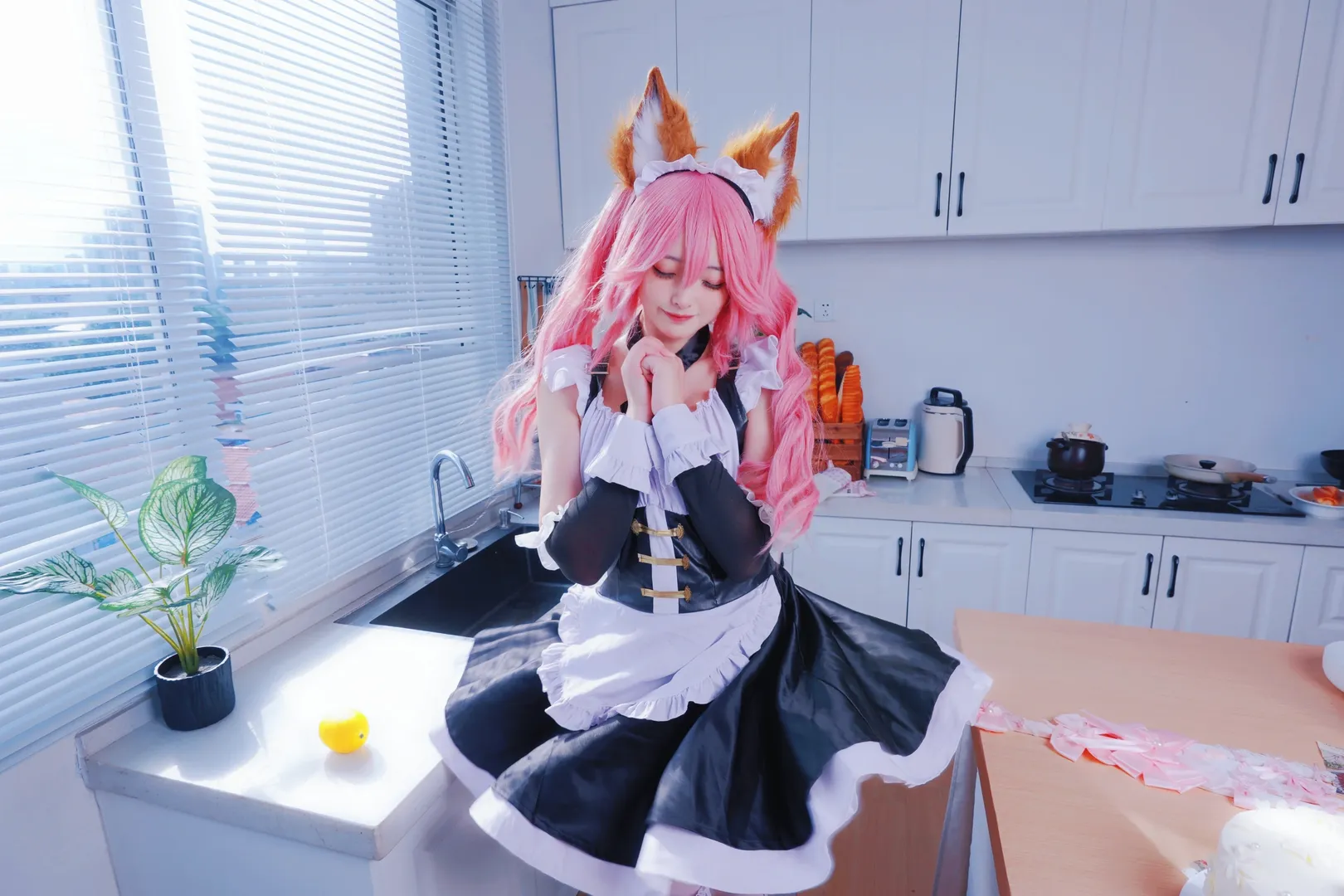 【玉藻前cos】Fate裡的狐狸女僕，捕捉光影下的俏皮瞬間 - 第 3 張