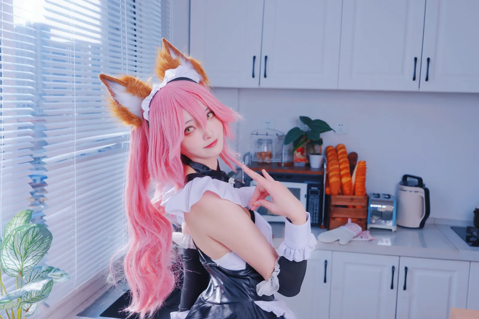 【玉藻前cos】Fate裡的狐狸女僕，捕捉光影下的俏皮瞬間 - 第 4 張