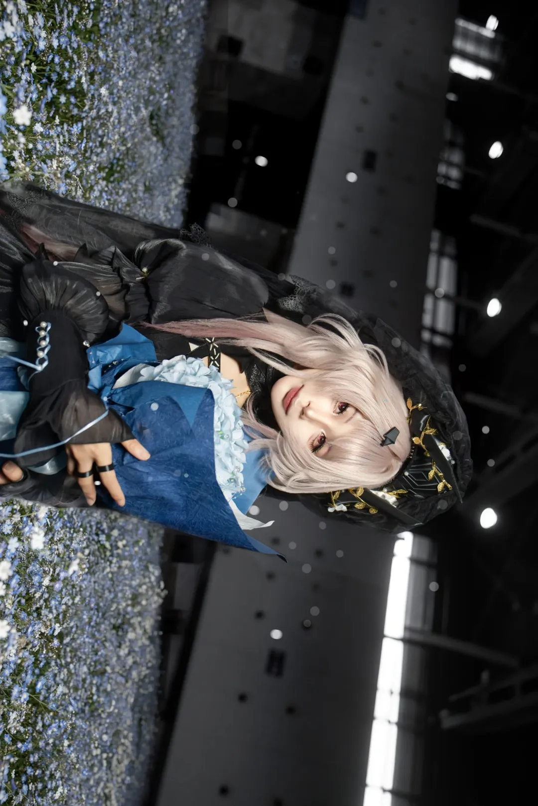 【特蕾西娅cos】明日方舟的魔王在漫展花丛中躺平