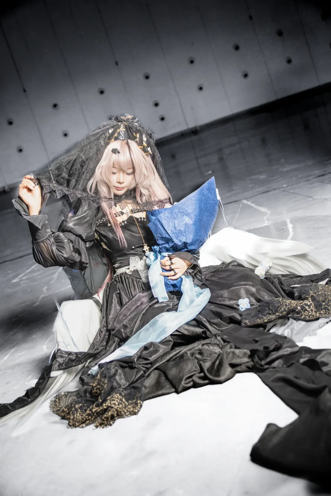 [Theresa Cosplay] Arknights Demon King: Interwoven Black and White in Solemn Industrial Style - Image 2