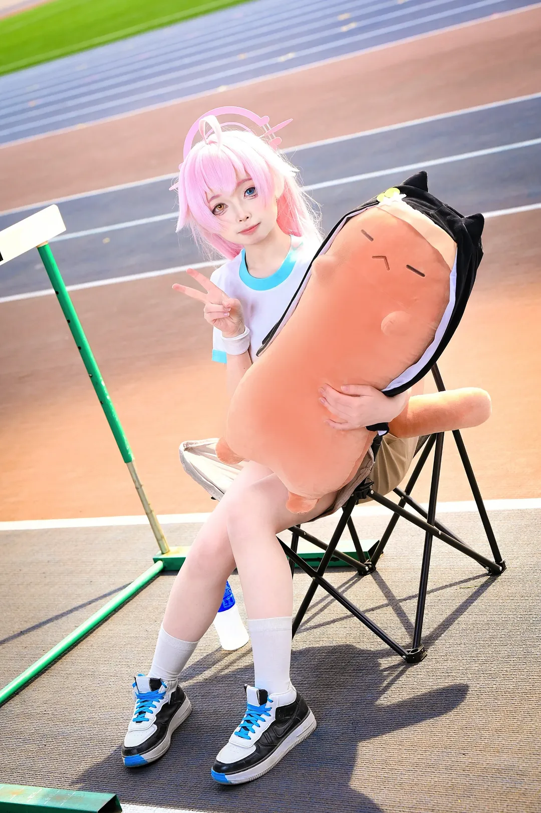 【小鸟游星野cos】蔚蓝档案操场上的慵懒休息日 - 第 1 张