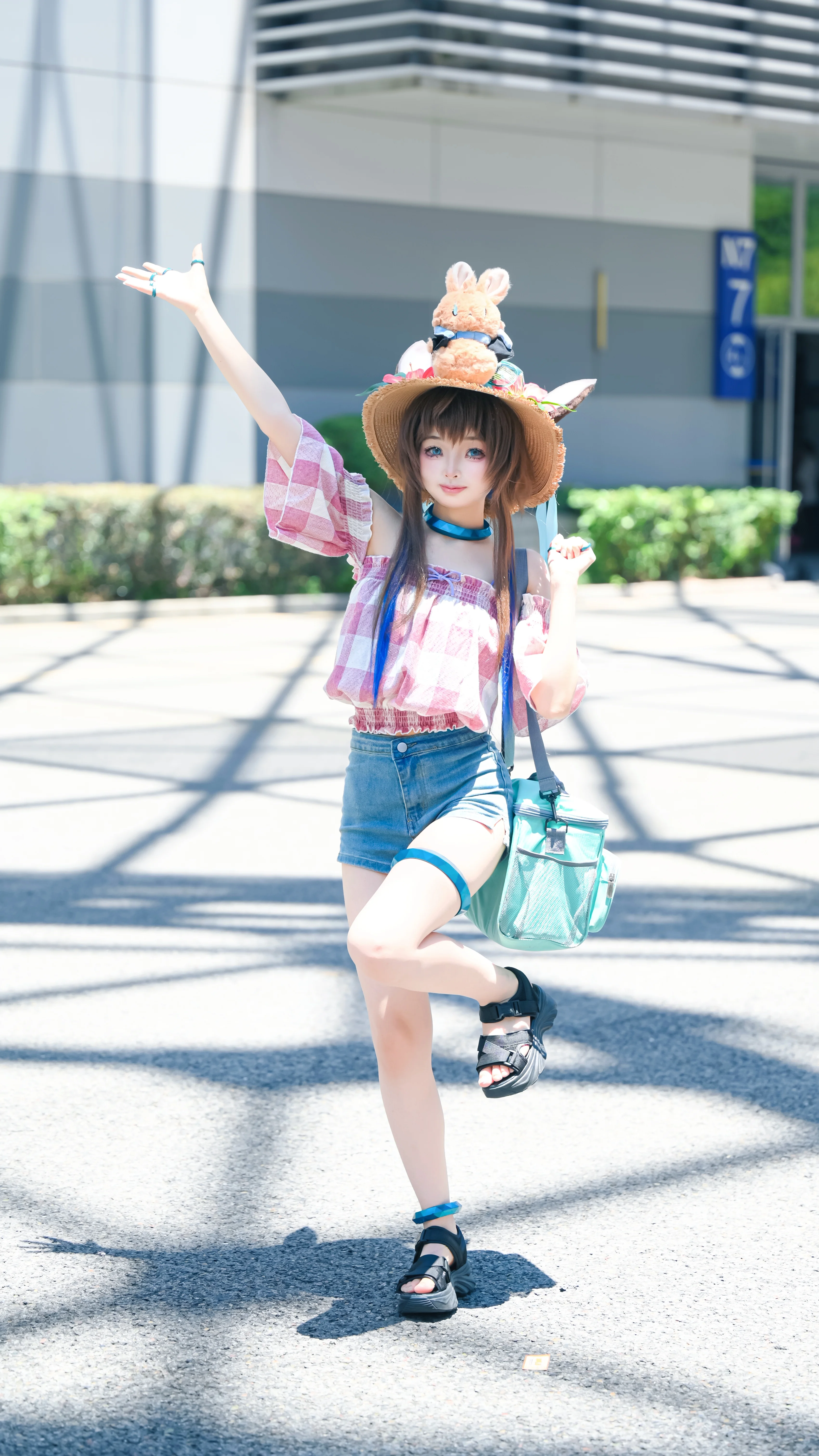 【アーミヤ コスプレ】『アークナイツ』の夏の日レンジャー、うさぎが落ちる瞬間をキャッチ - 2 枚目